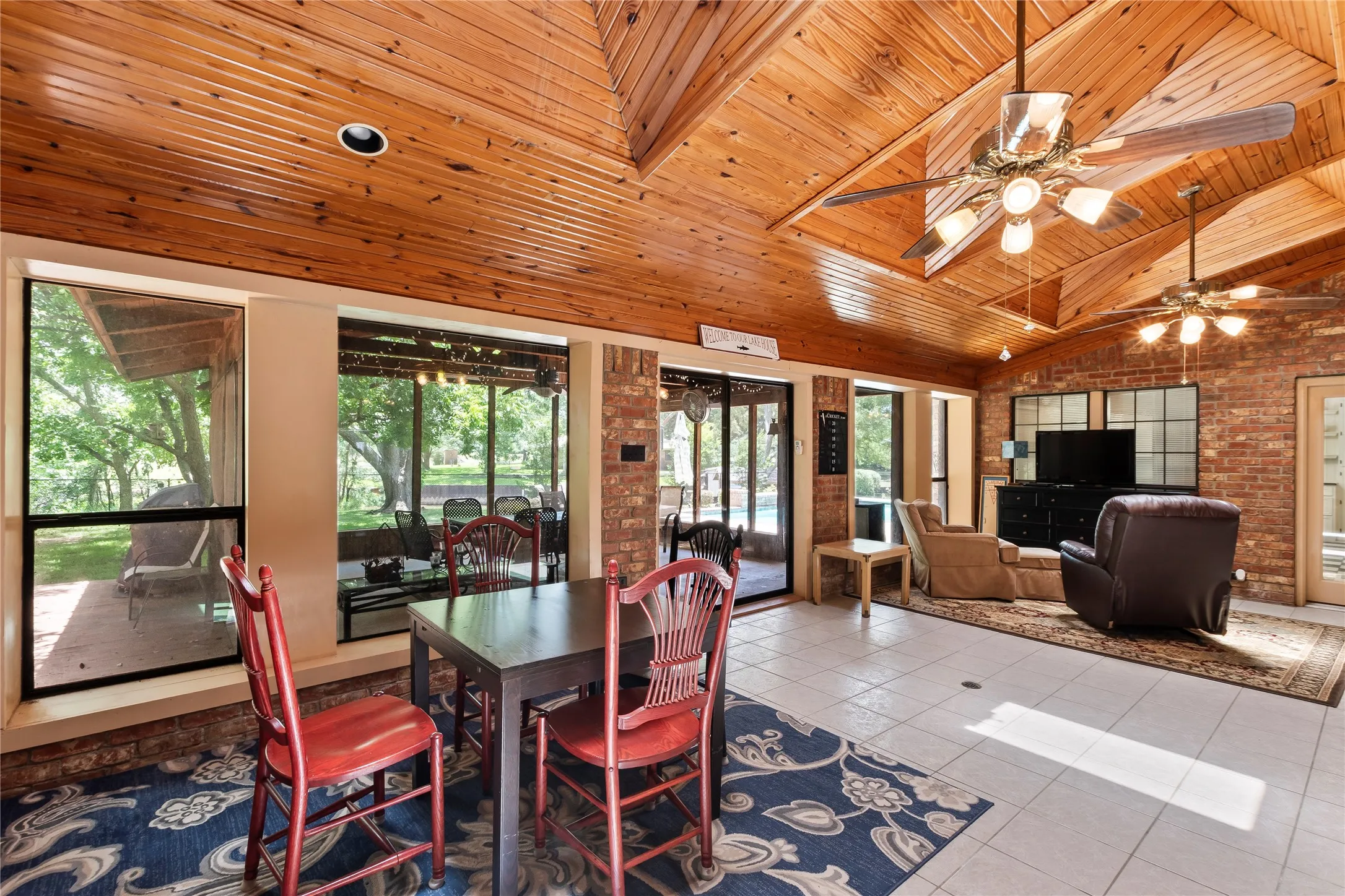 Single Family Residence For Sale in Henderson County , 102 Foster Ranch Road, Trinidad, Texas 75163, 7 Bedroom, 4 Bathroom, 2 Garage spaces, 4,383 Sqft, built in 1991, mls#21319233, Real Estate Agent in Trinidad, Homes For Sale in Henderson county, Homes For Sale in Trinidad, Realtor in Trinidad Texas, Real Estate Brokerage Independent Realty Texas, Luminita Cordes Realtor