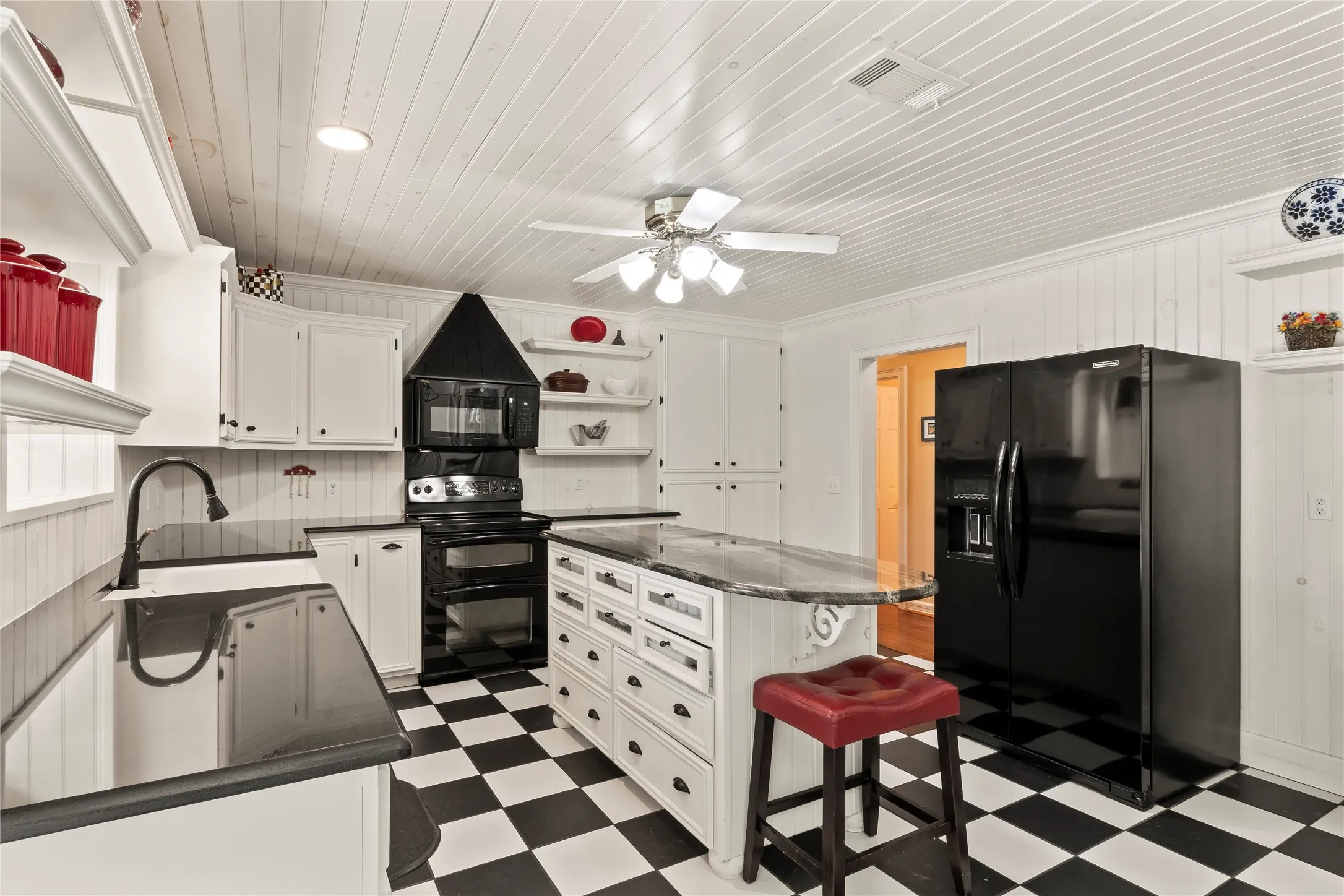 Single Family Residence For Sale in Henderson County , 102 Foster Ranch Road, Trinidad, Texas 75163, 7 Bedroom, 4 Bathroom, 2 Garage spaces, 4,383 Sqft, built in 1991, mls#21319233, Real Estate Agent in Trinidad, Homes For Sale in Henderson county, Homes For Sale in Trinidad, Realtor in Trinidad Texas, Real Estate Brokerage Independent Realty Texas, Luminita Cordes Realtor