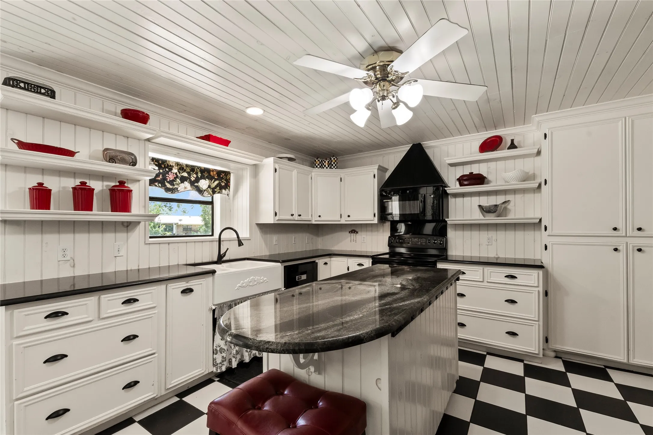 Single Family Residence For Sale in Henderson County , 102 Foster Ranch Road, Trinidad, Texas 75163, 7 Bedroom, 4 Bathroom, 2 Garage spaces, 4,383 Sqft, built in 1991, mls#21319233, Real Estate Agent in Trinidad, Homes For Sale in Henderson county, Homes For Sale in Trinidad, Realtor in Trinidad Texas, Real Estate Brokerage Independent Realty Texas, Luminita Cordes Realtor