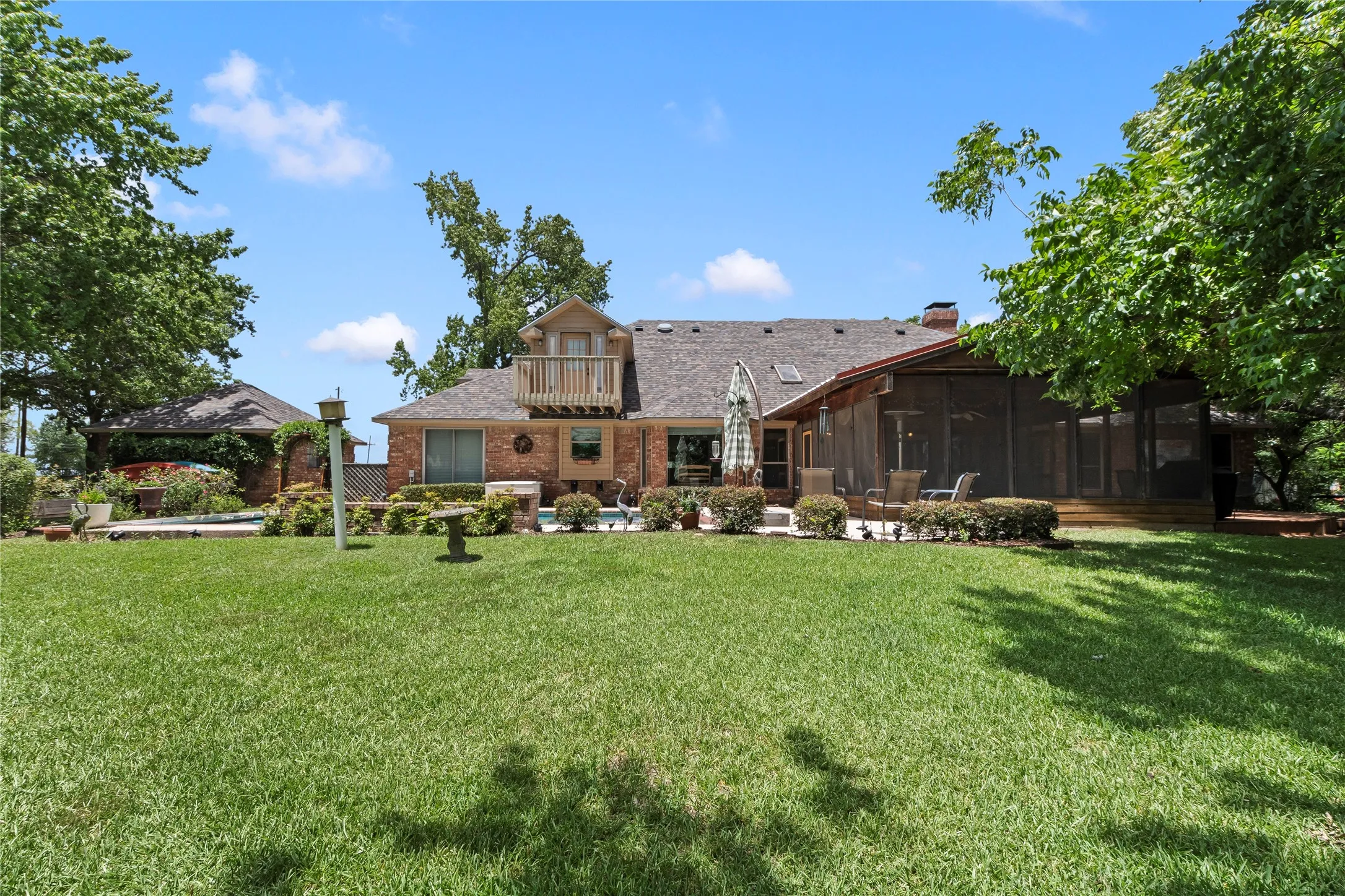 Single Family Residence For Sale in Henderson County , 102 Foster Ranch Road, Trinidad, Texas 75163, 7 Bedroom, 4 Bathroom, 2 Garage spaces, 4,383 Sqft, built in 1991, mls#21319233, Real Estate Agent in Trinidad, Homes For Sale in Henderson county, Homes For Sale in Trinidad, Realtor in Trinidad Texas, Real Estate Brokerage Independent Realty Texas, Luminita Cordes Realtor