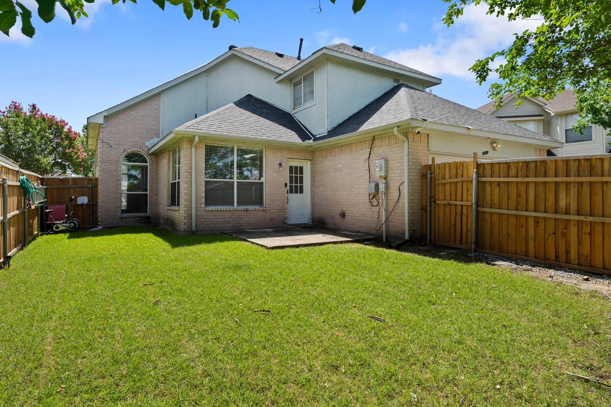 Single Family Residence For Sale in Dallas County , 1229 Clear Creek Drive, Mesquite, Texas 75181, 3 Bedroom, 3 Bathroom, 2 Garage spaces, 1,993 Sqft, built in 1995, mls#21318919, Real Estate Agent in Mesquite, Homes For Sale in Dallas county, Homes For Sale in Mesquite, Realtor in Mesquite Texas, Real Estate Brokerage Independent Realty Texas, Luminita Cordes Realtor