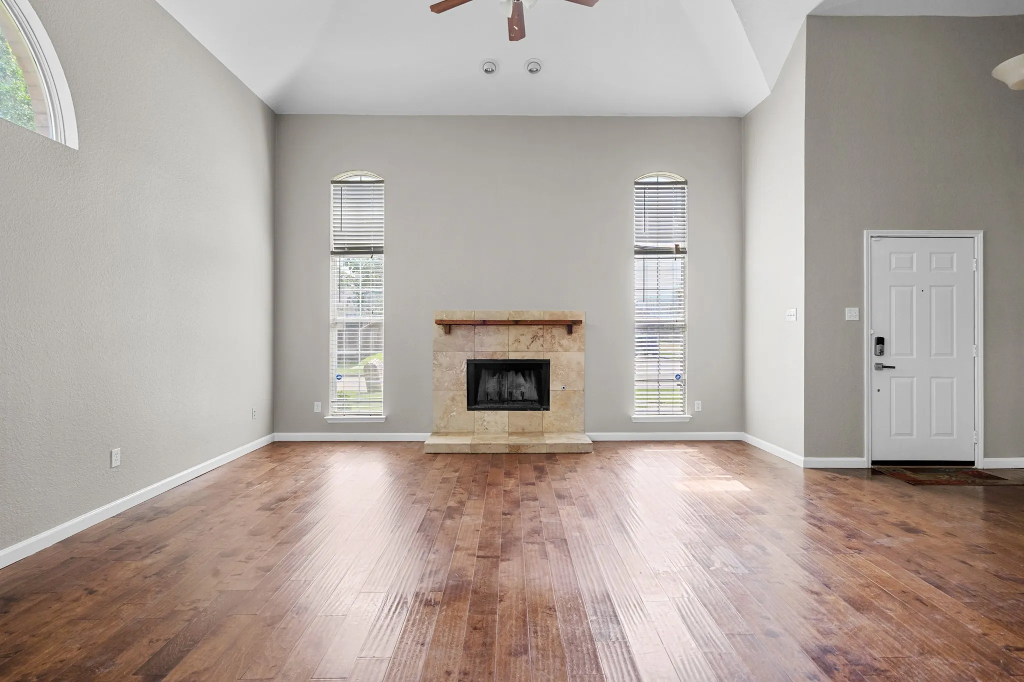 Single Family Residence For Sale in Dallas County , 1229 Clear Creek Drive, Mesquite, Texas 75181, 3 Bedroom, 3 Bathroom, 2 Garage spaces, 1,993 Sqft, built in 1995, mls#21318919, Real Estate Agent in Mesquite, Homes For Sale in Dallas county, Homes For Sale in Mesquite, Realtor in Mesquite Texas, Real Estate Brokerage Independent Realty Texas, Luminita Cordes Realtor