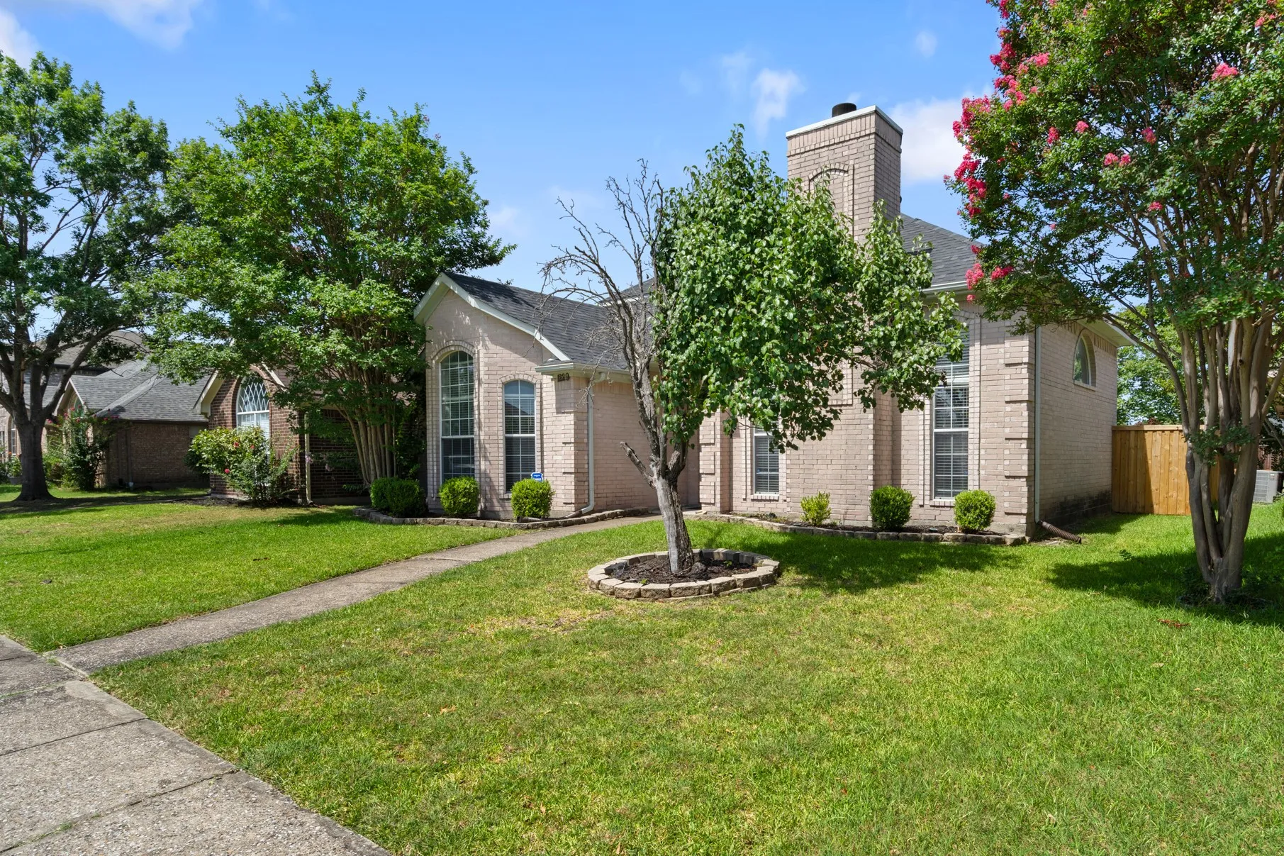 Single Family Residence For Sale in Dallas County , 1229 Clear Creek Drive, Mesquite, Texas 75181, 3 Bedroom, 3 Bathroom, 2 Garage spaces, 1,993 Sqft, built in 1995, mls#21318919, Real Estate Agent in Mesquite, Homes For Sale in Dallas county, Homes For Sale in Mesquite, Realtor in Mesquite Texas, Real Estate Brokerage Independent Realty Texas, Luminita Cordes Realtor