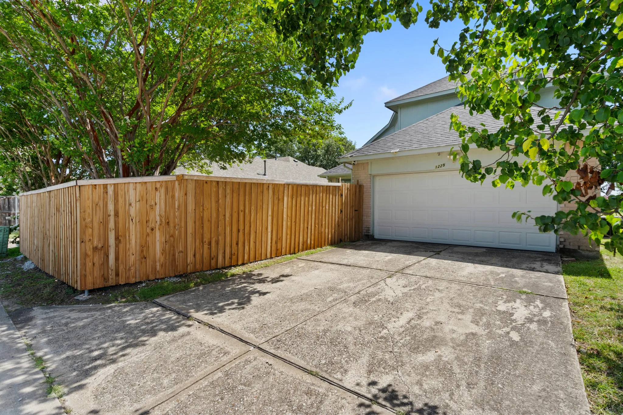 Single Family Residence For Sale in Dallas County , 1229 Clear Creek Drive, Mesquite, Texas 75181, 3 Bedroom, 3 Bathroom, 2 Garage spaces, 1,993 Sqft, built in 1995, mls#21318919, Real Estate Agent in Mesquite, Homes For Sale in Dallas county, Homes For Sale in Mesquite, Realtor in Mesquite Texas, Real Estate Brokerage Independent Realty Texas, Luminita Cordes Realtor
