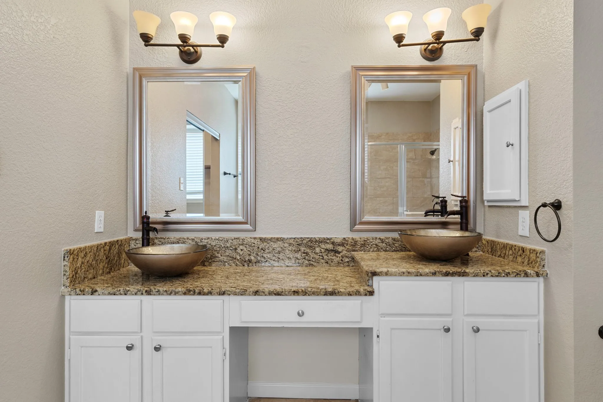 Single Family Residence For Sale in Dallas County , 1229 Clear Creek Drive, Mesquite, Texas 75181, 3 Bedroom, 3 Bathroom, 2 Garage spaces, 1,993 Sqft, built in 1995, mls#21318919, Real Estate Agent in Mesquite, Homes For Sale in Dallas county, Homes For Sale in Mesquite, Realtor in Mesquite Texas, Real Estate Brokerage Independent Realty Texas, Luminita Cordes Realtor