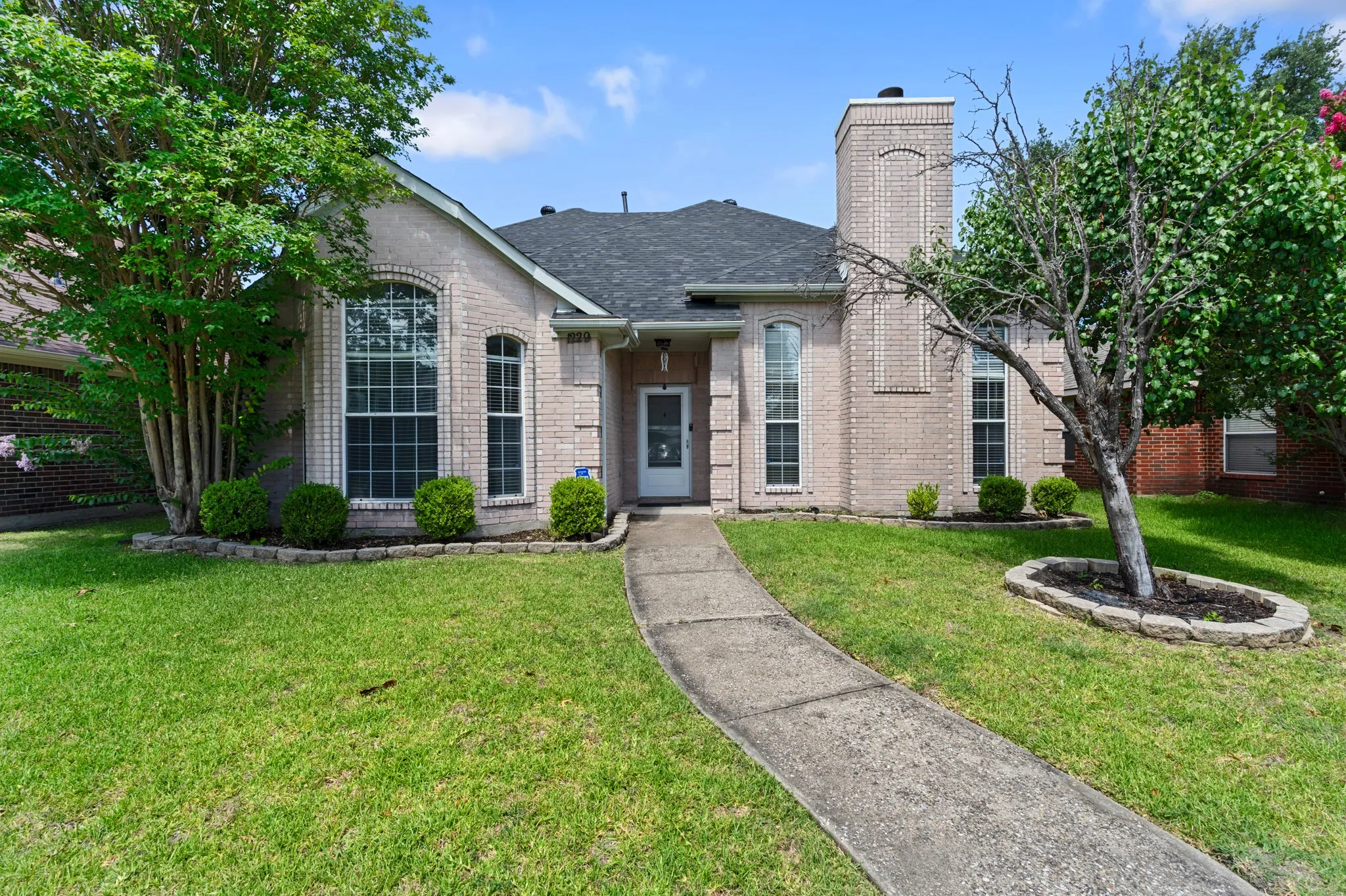 Single Family Residence For Sale in Dallas County , 1229 Clear Creek Drive, Mesquite, Texas 75181, 3 Bedroom, 3 Bathroom, 2 Garage spaces, 1,993 Sqft, built in 1995, mls#21318919, Real Estate Agent in Mesquite, Homes For Sale in Dallas county, Homes For Sale in Mesquite, Realtor in Mesquite Texas, Real Estate Brokerage Independent Realty Texas, Luminita Cordes Realtor