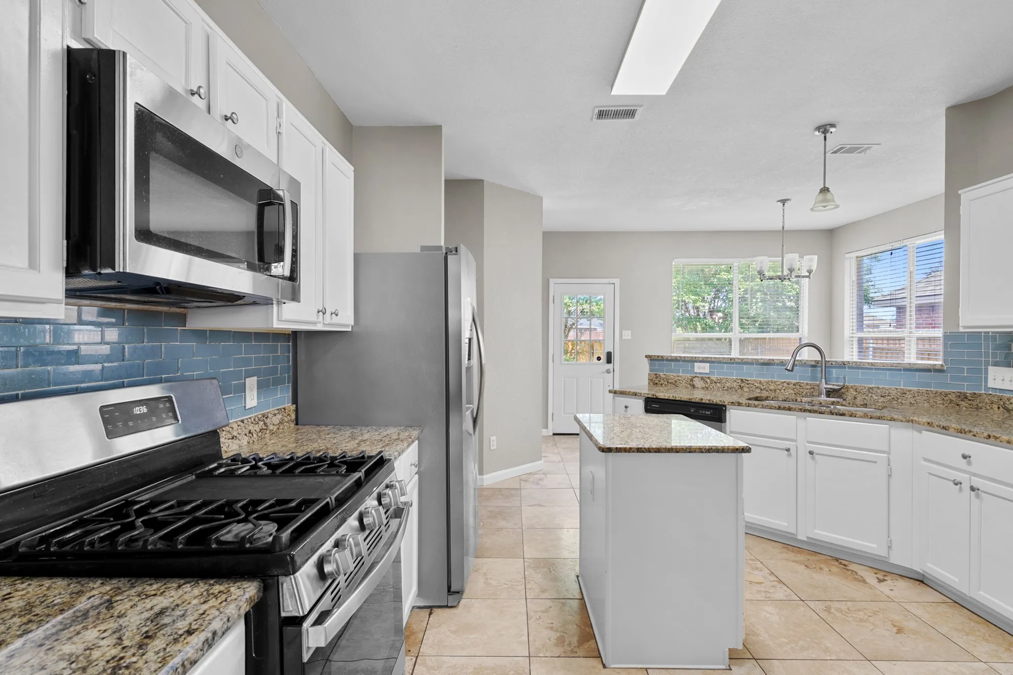 Single Family Residence For Sale in Dallas County , 1229 Clear Creek Drive, Mesquite, Texas 75181, 3 Bedroom, 3 Bathroom, 2 Garage spaces, 1,993 Sqft, built in 1995, mls#21318919, Real Estate Agent in Mesquite, Homes For Sale in Dallas county, Homes For Sale in Mesquite, Realtor in Mesquite Texas, Real Estate Brokerage Independent Realty Texas, Luminita Cordes Realtor