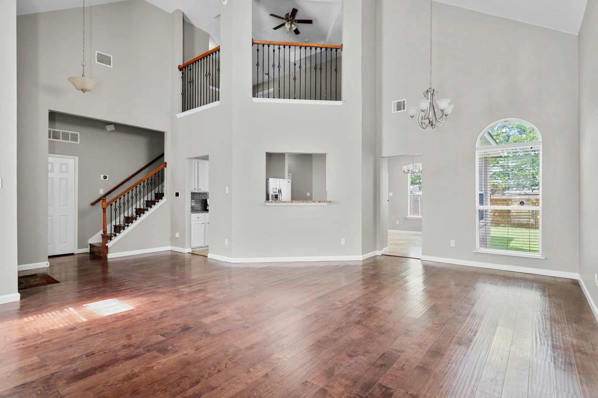 Single Family Residence For Sale in Dallas County , 1229 Clear Creek Drive, Mesquite, Texas 75181, 3 Bedroom, 3 Bathroom, 2 Garage spaces, 1,993 Sqft, built in 1995, mls#21318919, Real Estate Agent in Mesquite, Homes For Sale in Dallas county, Homes For Sale in Mesquite, Realtor in Mesquite Texas, Real Estate Brokerage Independent Realty Texas, Luminita Cordes Realtor