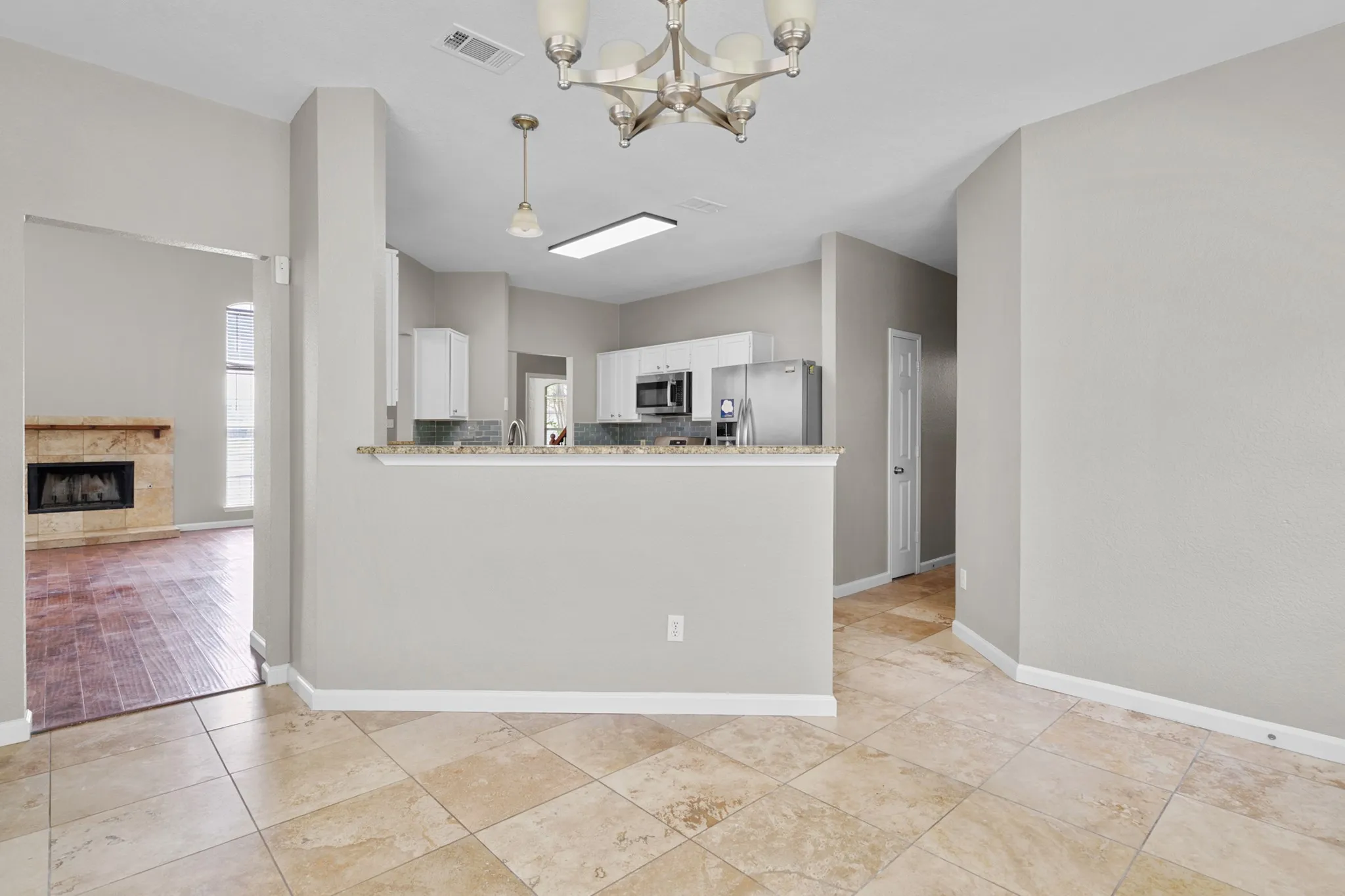 Single Family Residence For Sale in Dallas County , 1229 Clear Creek Drive, Mesquite, Texas 75181, 3 Bedroom, 3 Bathroom, 2 Garage spaces, 1,993 Sqft, built in 1995, mls#21318919, Real Estate Agent in Mesquite, Homes For Sale in Dallas county, Homes For Sale in Mesquite, Realtor in Mesquite Texas, Real Estate Brokerage Independent Realty Texas, Luminita Cordes Realtor