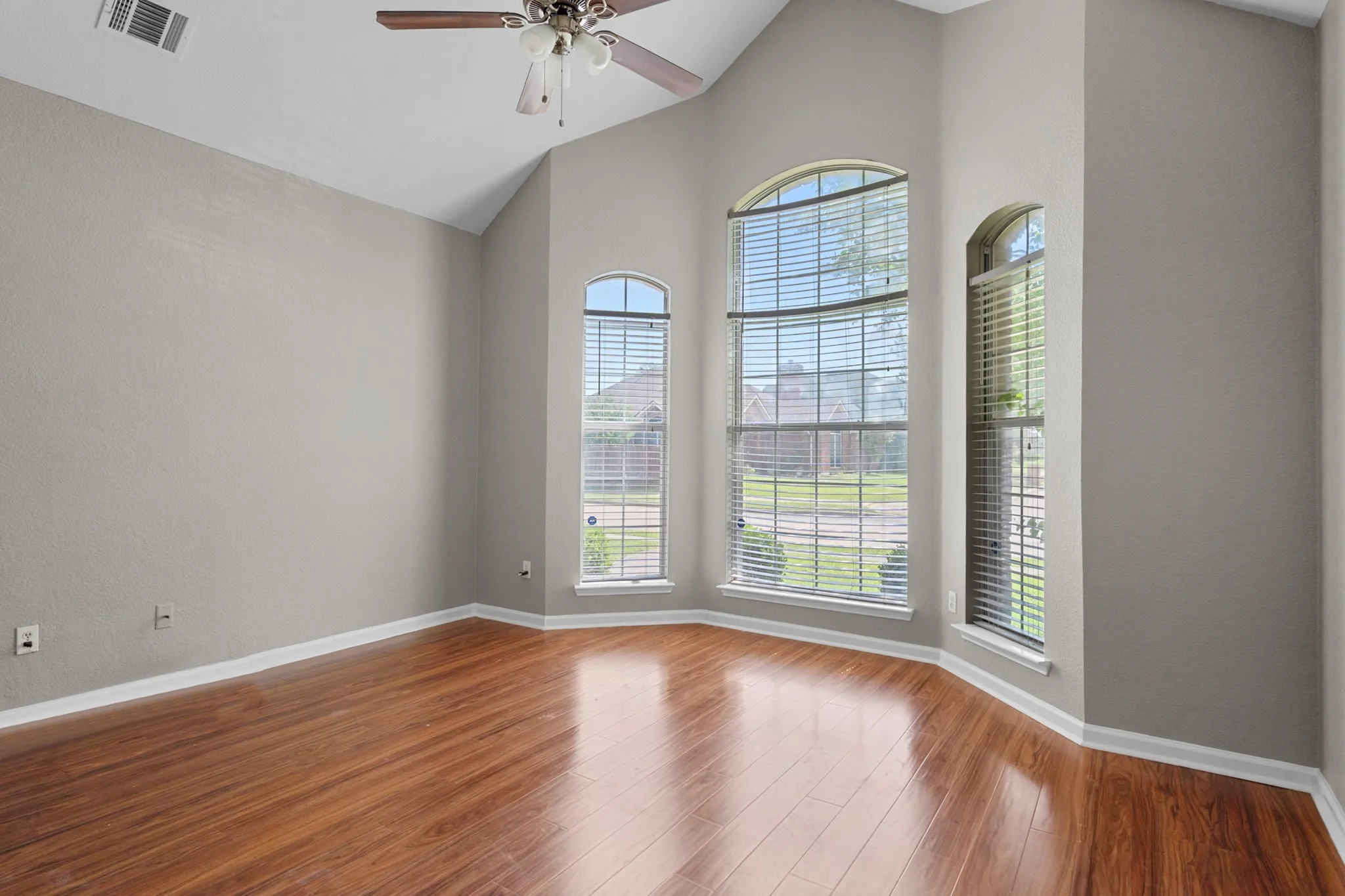 Single Family Residence For Sale in Dallas County , 1229 Clear Creek Drive, Mesquite, Texas 75181, 3 Bedroom, 3 Bathroom, 2 Garage spaces, 1,993 Sqft, built in 1995, mls#21318919, Real Estate Agent in Mesquite, Homes For Sale in Dallas county, Homes For Sale in Mesquite, Realtor in Mesquite Texas, Real Estate Brokerage Independent Realty Texas, Luminita Cordes Realtor
