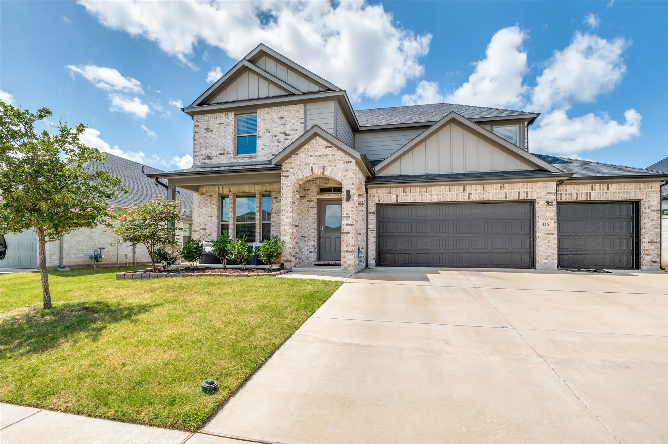 Single Family Residence For Sale in Ellis County , 456 Leopold Trail, Waxahachie, Texas 75165, 4 Bedroom, 3 Bathroom, 3 Garage spaces, 2,444 Sqft, built in 2023, mls#21313620, Real Estate Agent in Waxahachie, Homes For Sale in Ellis county, Homes For Sale in Waxahachie, Realtor in Waxahachie Texas, Real Estate Brokerage Independent Realty Texas, Luminita Cordes Realtor