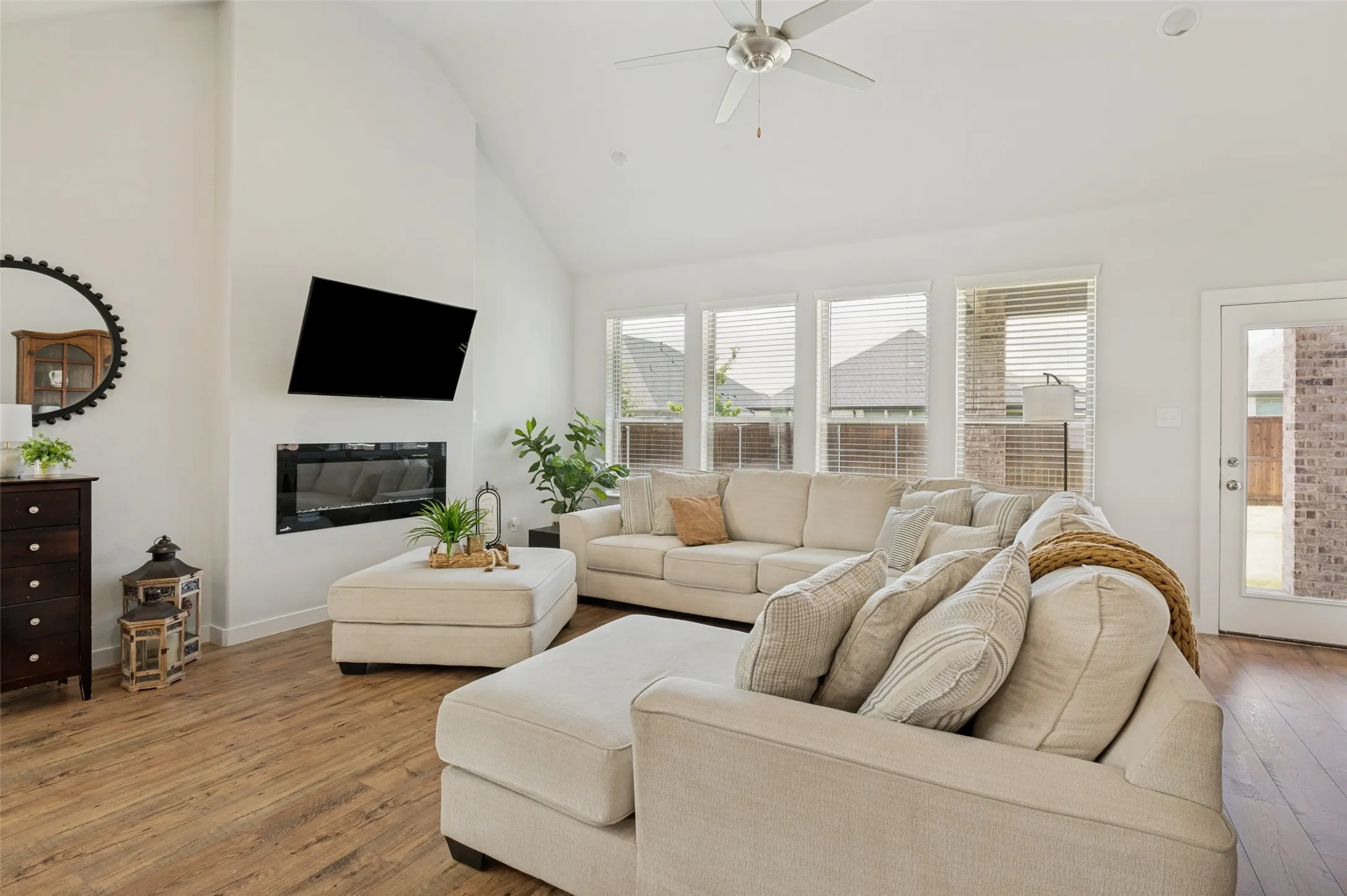 Single Family Residence For Sale in Ellis County , 456 Leopold Trail, Waxahachie, Texas 75165, 4 Bedroom, 3 Bathroom, 3 Garage spaces, 2,444 Sqft, built in 2023, mls#21313620, Real Estate Agent in Waxahachie, Homes For Sale in Ellis county, Homes For Sale in Waxahachie, Realtor in Waxahachie Texas, Real Estate Brokerage Independent Realty Texas, Luminita Cordes Realtor