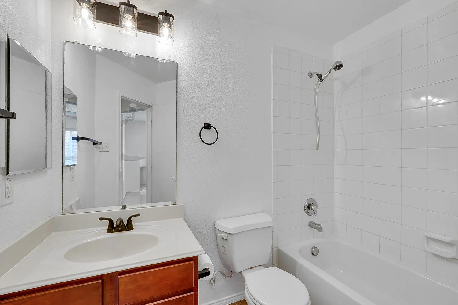 Single Family Residence For Sale in Denton County , 1219 Eagles Nest Trail, Krum, Texas 76249, 3 Bedroom, 2 Bathroom, 2 Garage spaces, 1,390 Sqft, built in 2007, mls#21320909, Real Estate Agent in Krum, Homes For Sale in Denton county, Homes For Sale in Krum, Realtor in Krum Texas, Real Estate Brokerage Independent Realty Texas, Luminita Cordes Realtor