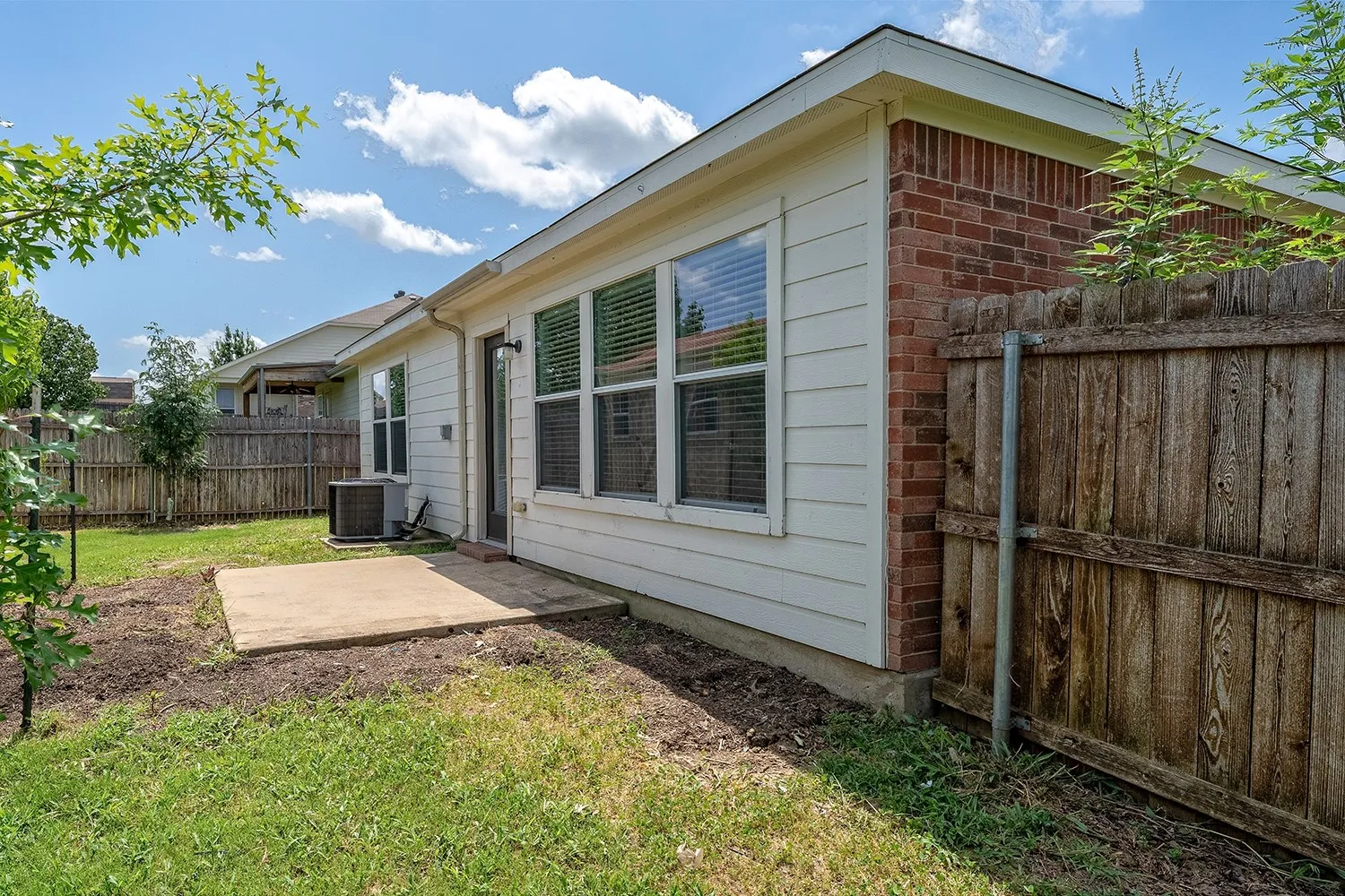 Single Family Residence For Sale in Denton County , 1219 Eagles Nest Trail, Krum, Texas 76249, 3 Bedroom, 2 Bathroom, 2 Garage spaces, 1,390 Sqft, built in 2007, mls#21320909, Real Estate Agent in Krum, Homes For Sale in Denton county, Homes For Sale in Krum, Realtor in Krum Texas, Real Estate Brokerage Independent Realty Texas, Luminita Cordes Realtor