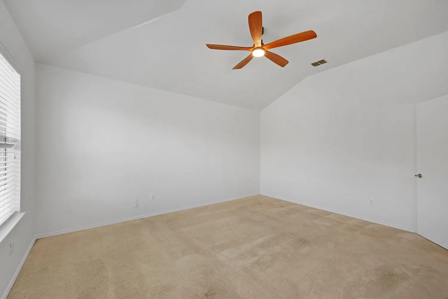 Single Family Residence For Sale in Denton County , 1219 Eagles Nest Trail, Krum, Texas 76249, 3 Bedroom, 2 Bathroom, 2 Garage spaces, 1,390 Sqft, built in 2007, mls#21320909, Real Estate Agent in Krum, Homes For Sale in Denton county, Homes For Sale in Krum, Realtor in Krum Texas, Real Estate Brokerage Independent Realty Texas, Luminita Cordes Realtor