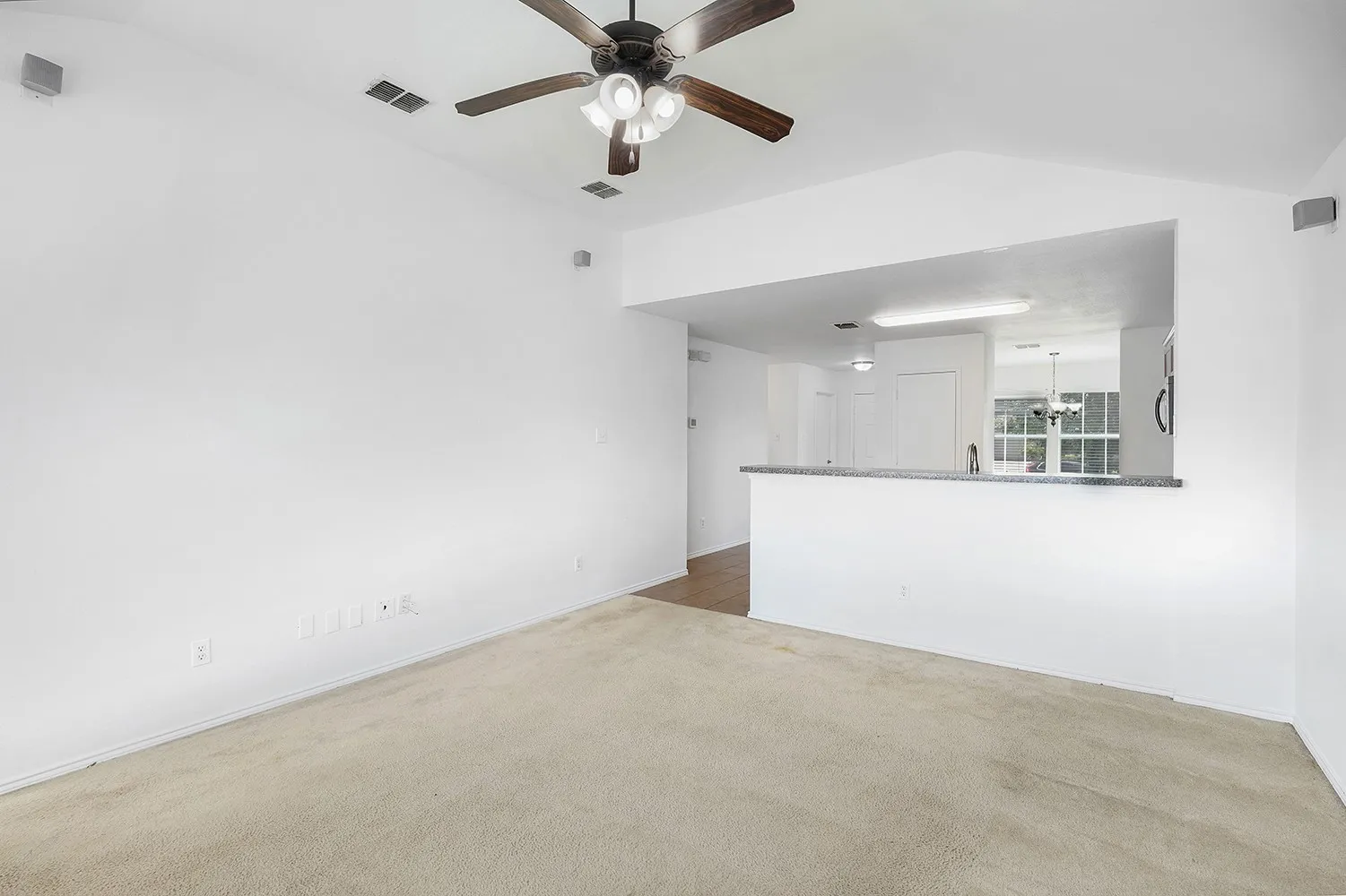 Single Family Residence For Sale in Denton County , 1219 Eagles Nest Trail, Krum, Texas 76249, 3 Bedroom, 2 Bathroom, 2 Garage spaces, 1,390 Sqft, built in 2007, mls#21320909, Real Estate Agent in Krum, Homes For Sale in Denton county, Homes For Sale in Krum, Realtor in Krum Texas, Real Estate Brokerage Independent Realty Texas, Luminita Cordes Realtor
