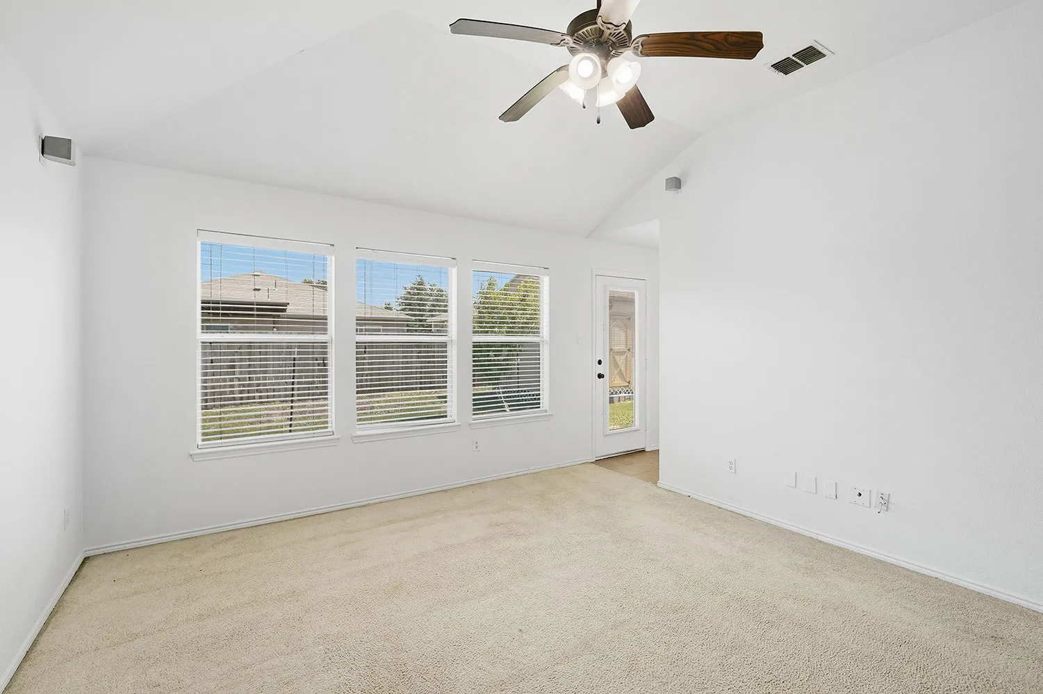 Single Family Residence For Sale in Denton County , 1219 Eagles Nest Trail, Krum, Texas 76249, 3 Bedroom, 2 Bathroom, 2 Garage spaces, 1,390 Sqft, built in 2007, mls#21320909, Real Estate Agent in Krum, Homes For Sale in Denton county, Homes For Sale in Krum, Realtor in Krum Texas, Real Estate Brokerage Independent Realty Texas, Luminita Cordes Realtor