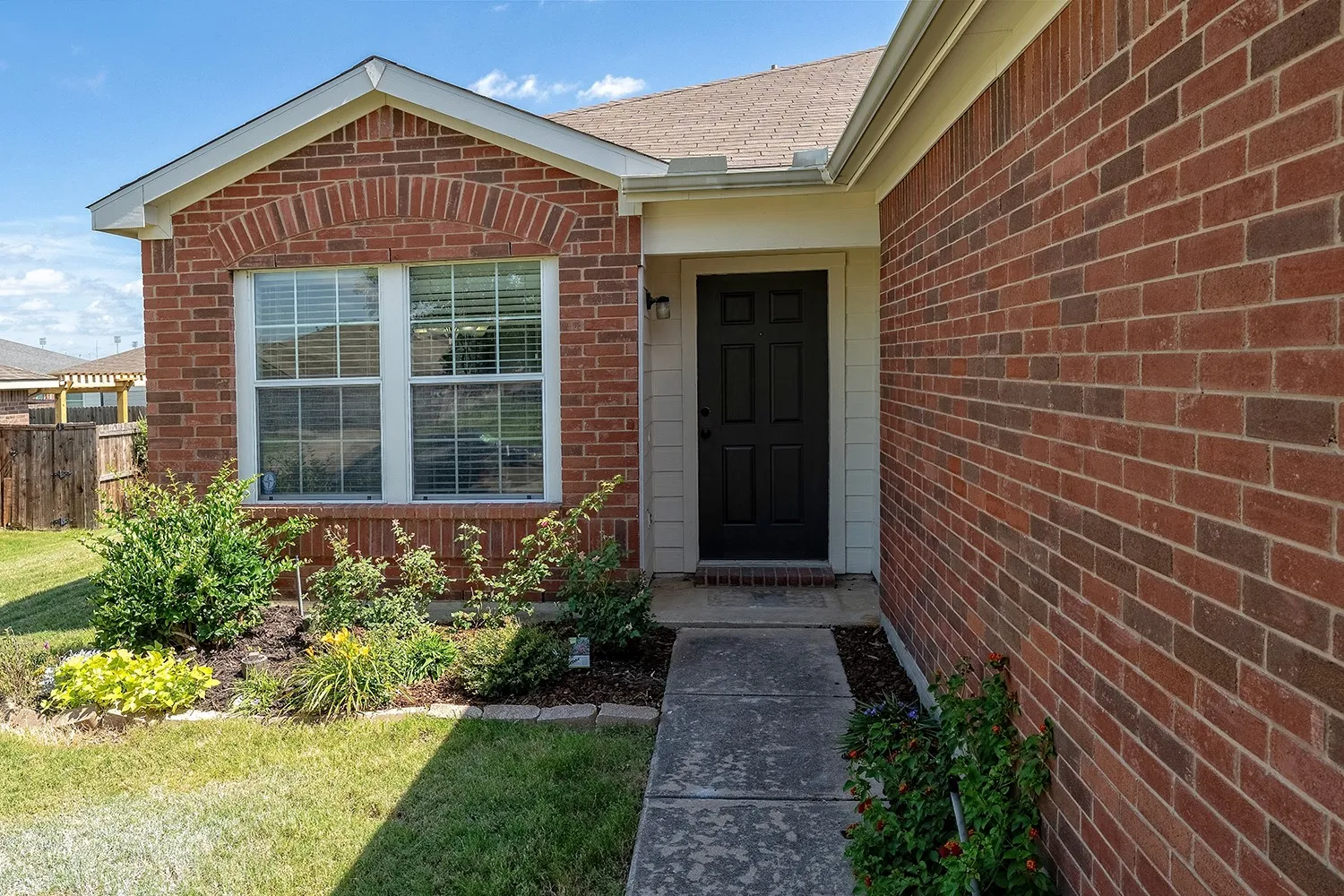 Single Family Residence For Sale in Denton County , 1219 Eagles Nest Trail, Krum, Texas 76249, 3 Bedroom, 2 Bathroom, 2 Garage spaces, 1,390 Sqft, built in 2007, mls#21320909, Real Estate Agent in Krum, Homes For Sale in Denton county, Homes For Sale in Krum, Realtor in Krum Texas, Real Estate Brokerage Independent Realty Texas, Luminita Cordes Realtor