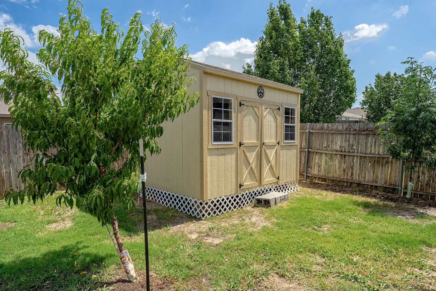 Single Family Residence For Sale in Denton County , 1219 Eagles Nest Trail, Krum, Texas 76249, 3 Bedroom, 2 Bathroom, 2 Garage spaces, 1,390 Sqft, built in 2007, mls#21320909, Real Estate Agent in Krum, Homes For Sale in Denton county, Homes For Sale in Krum, Realtor in Krum Texas, Real Estate Brokerage Independent Realty Texas, Luminita Cordes Realtor