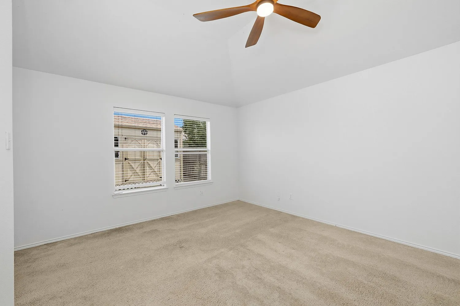 Single Family Residence For Sale in Denton County , 1219 Eagles Nest Trail, Krum, Texas 76249, 3 Bedroom, 2 Bathroom, 2 Garage spaces, 1,390 Sqft, built in 2007, mls#21320909, Real Estate Agent in Krum, Homes For Sale in Denton county, Homes For Sale in Krum, Realtor in Krum Texas, Real Estate Brokerage Independent Realty Texas, Luminita Cordes Realtor