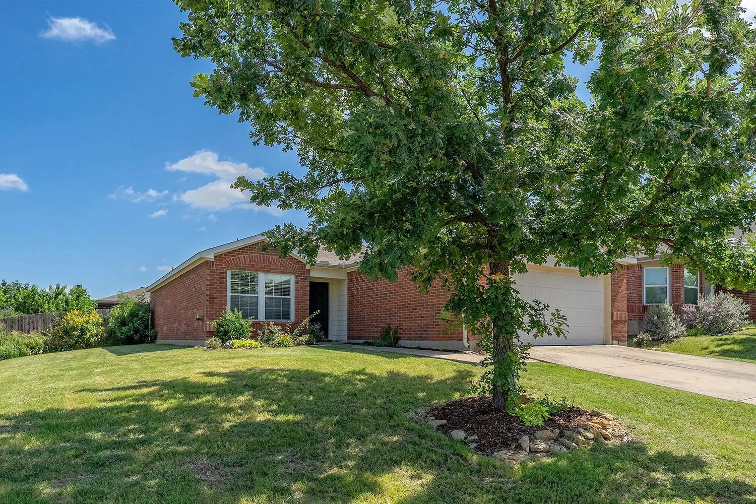 Single Family Residence For Sale in Denton County , 1219 Eagles Nest Trail, Krum, Texas 76249, 3 Bedroom, 2 Bathroom, 2 Garage spaces, 1,390 Sqft, built in 2007, mls#21320909, Real Estate Agent in Krum, Homes For Sale in Denton county, Homes For Sale in Krum, Realtor in Krum Texas, Real Estate Brokerage Independent Realty Texas, Luminita Cordes Realtor
