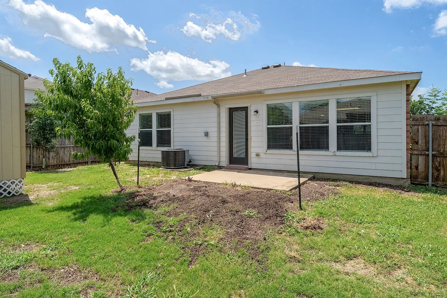 Single Family Residence For Sale in Denton County , 1219 Eagles Nest Trail, Krum, Texas 76249, 3 Bedroom, 2 Bathroom, 2 Garage spaces, 1,390 Sqft, built in 2007, mls#21320909, Real Estate Agent in Krum, Homes For Sale in Denton county, Homes For Sale in Krum, Realtor in Krum Texas, Real Estate Brokerage Independent Realty Texas, Luminita Cordes Realtor