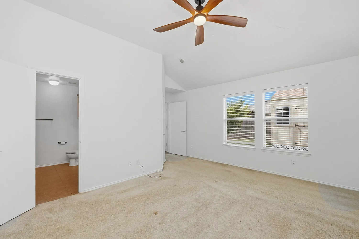 Single Family Residence For Sale in Denton County , 1219 Eagles Nest Trail, Krum, Texas 76249, 3 Bedroom, 2 Bathroom, 2 Garage spaces, 1,390 Sqft, built in 2007, mls#21320909, Real Estate Agent in Krum, Homes For Sale in Denton county, Homes For Sale in Krum, Realtor in Krum Texas, Real Estate Brokerage Independent Realty Texas, Luminita Cordes Realtor