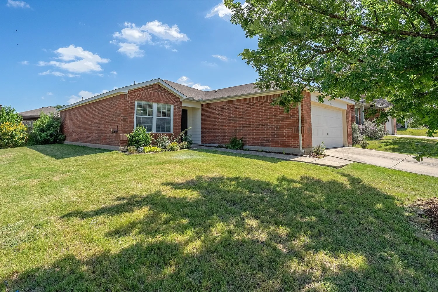 Single Family Residence For Sale in Denton County , 1219 Eagles Nest Trail, Krum, Texas 76249, 3 Bedroom, 2 Bathroom, 2 Garage spaces, 1,390 Sqft, built in 2007, mls#21320909, Real Estate Agent in Krum, Homes For Sale in Denton county, Homes For Sale in Krum, Realtor in Krum Texas, Real Estate Brokerage Independent Realty Texas, Luminita Cordes Realtor