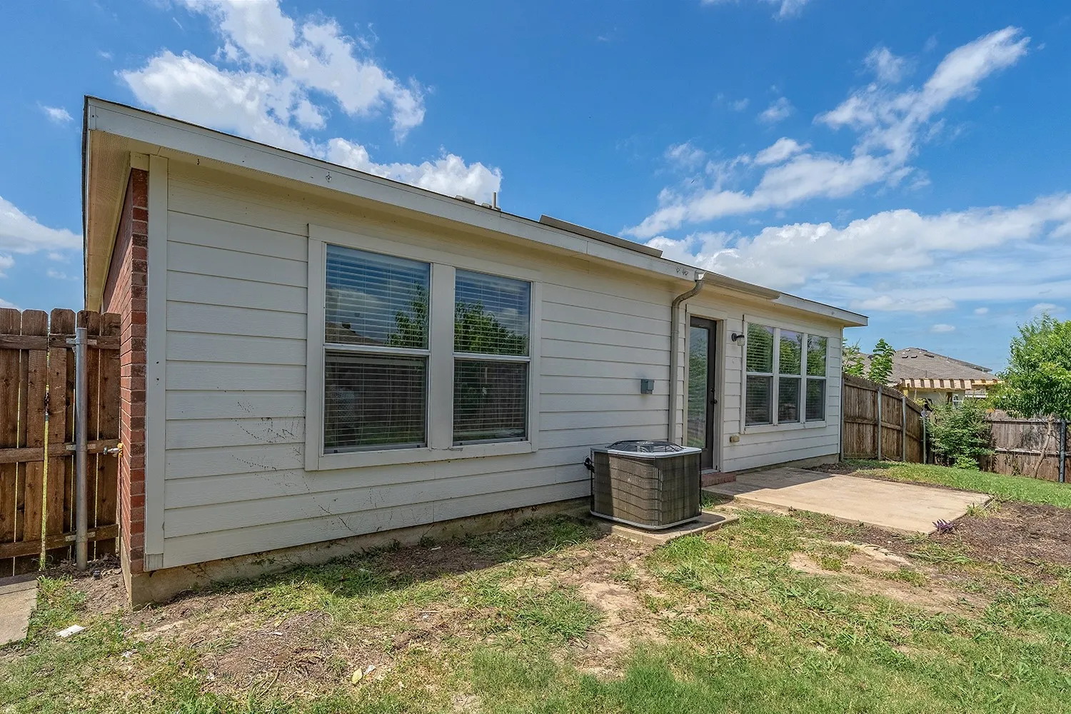 Single Family Residence For Sale in Denton County , 1219 Eagles Nest Trail, Krum, Texas 76249, 3 Bedroom, 2 Bathroom, 2 Garage spaces, 1,390 Sqft, built in 2007, mls#21320909, Real Estate Agent in Krum, Homes For Sale in Denton county, Homes For Sale in Krum, Realtor in Krum Texas, Real Estate Brokerage Independent Realty Texas, Luminita Cordes Realtor