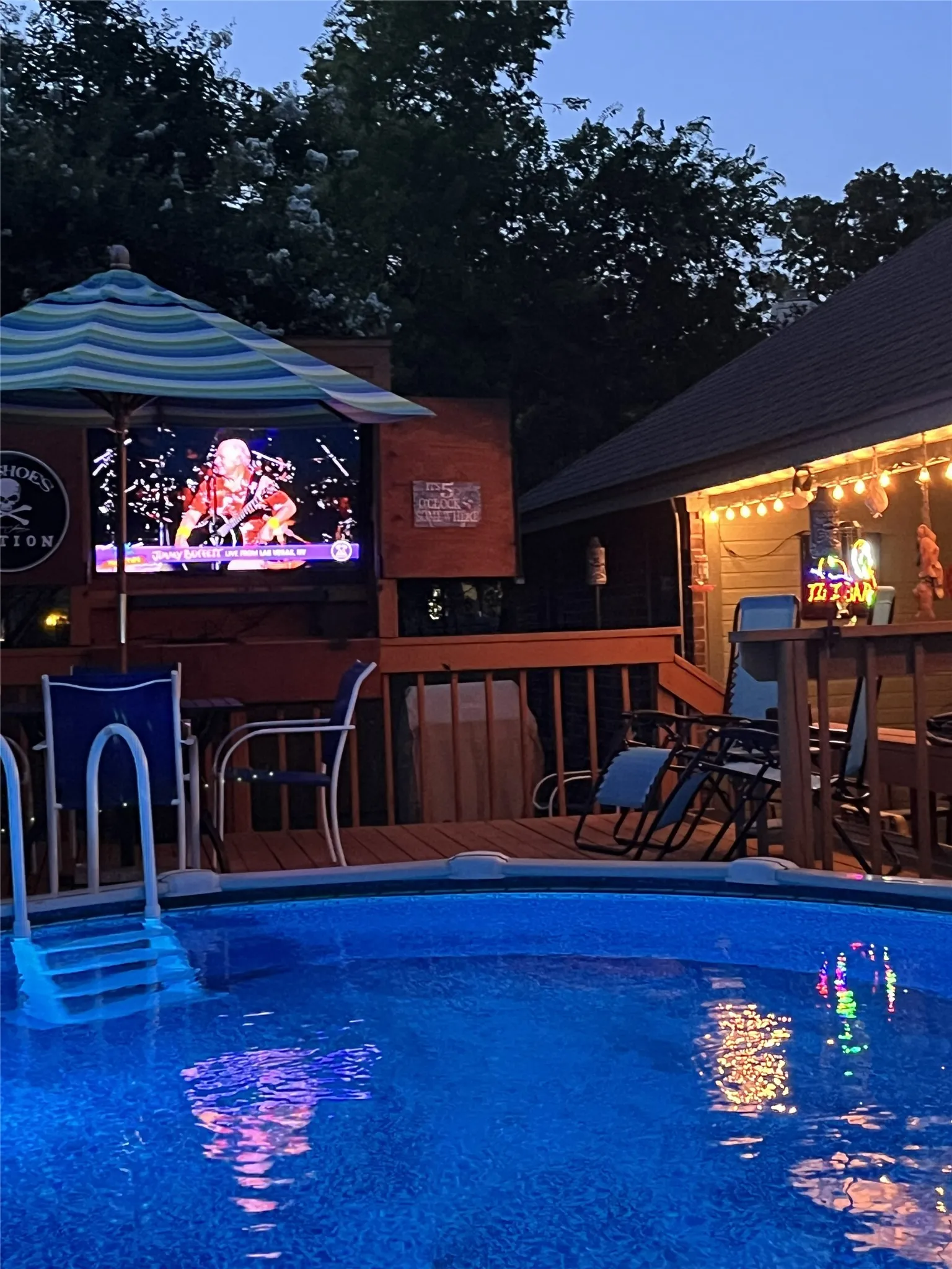 Imagine spending hot summer evenings in this pool
