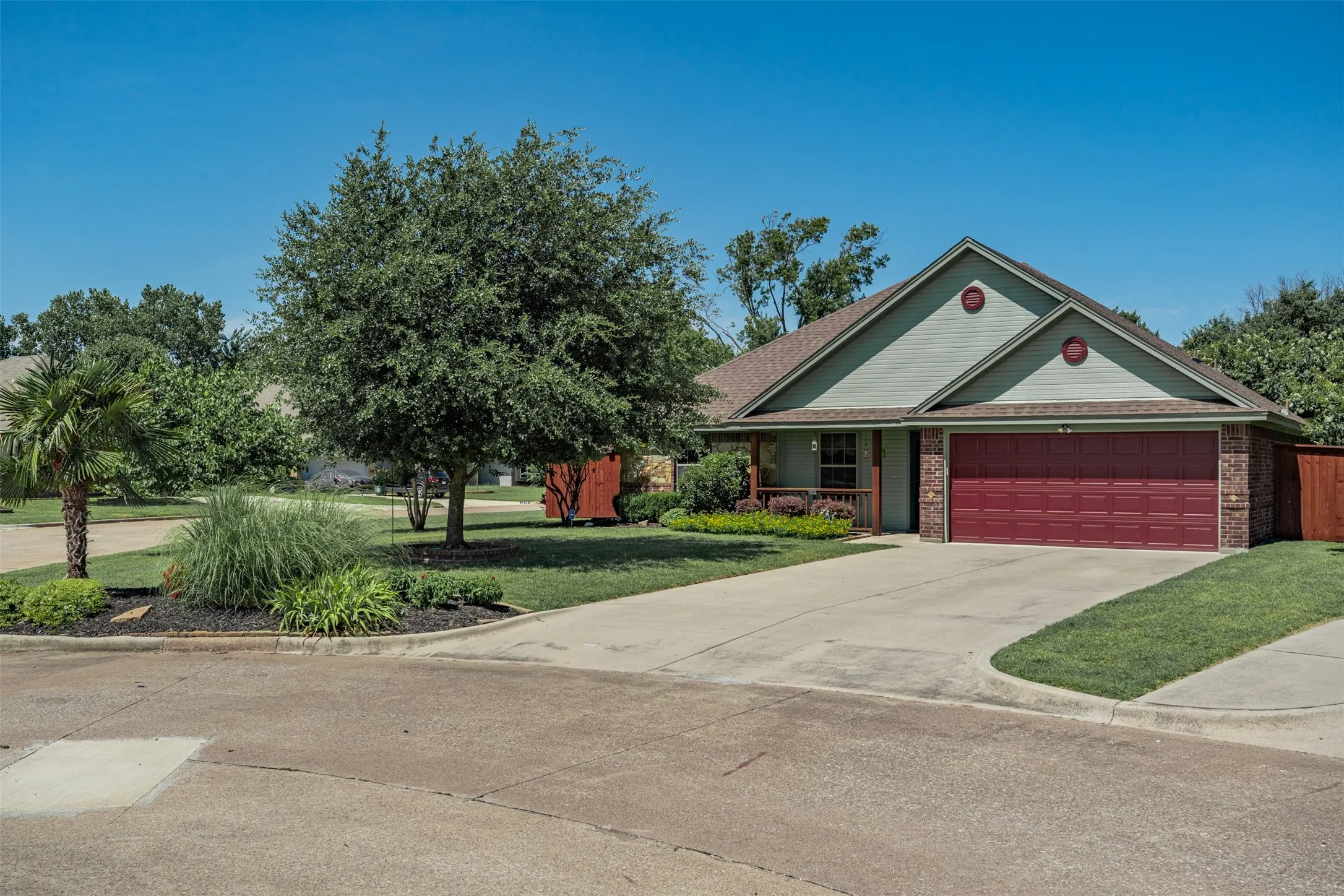Single Family Residence For Sale in Tarrant County , 1221 Eagle Lake Drive, Azle, Texas 76020, 3 Bedroom, 2 Bathroom, 2 Garage spaces, 1,557 Sqft, built in 2014, mls#21320197, Real Estate Agent in Azle, Homes For Sale in Tarrant county, Homes For Sale in Azle, Realtor in Azle Texas, Real Estate Brokerage Independent Realty Texas, Luminita Cordes Realtor