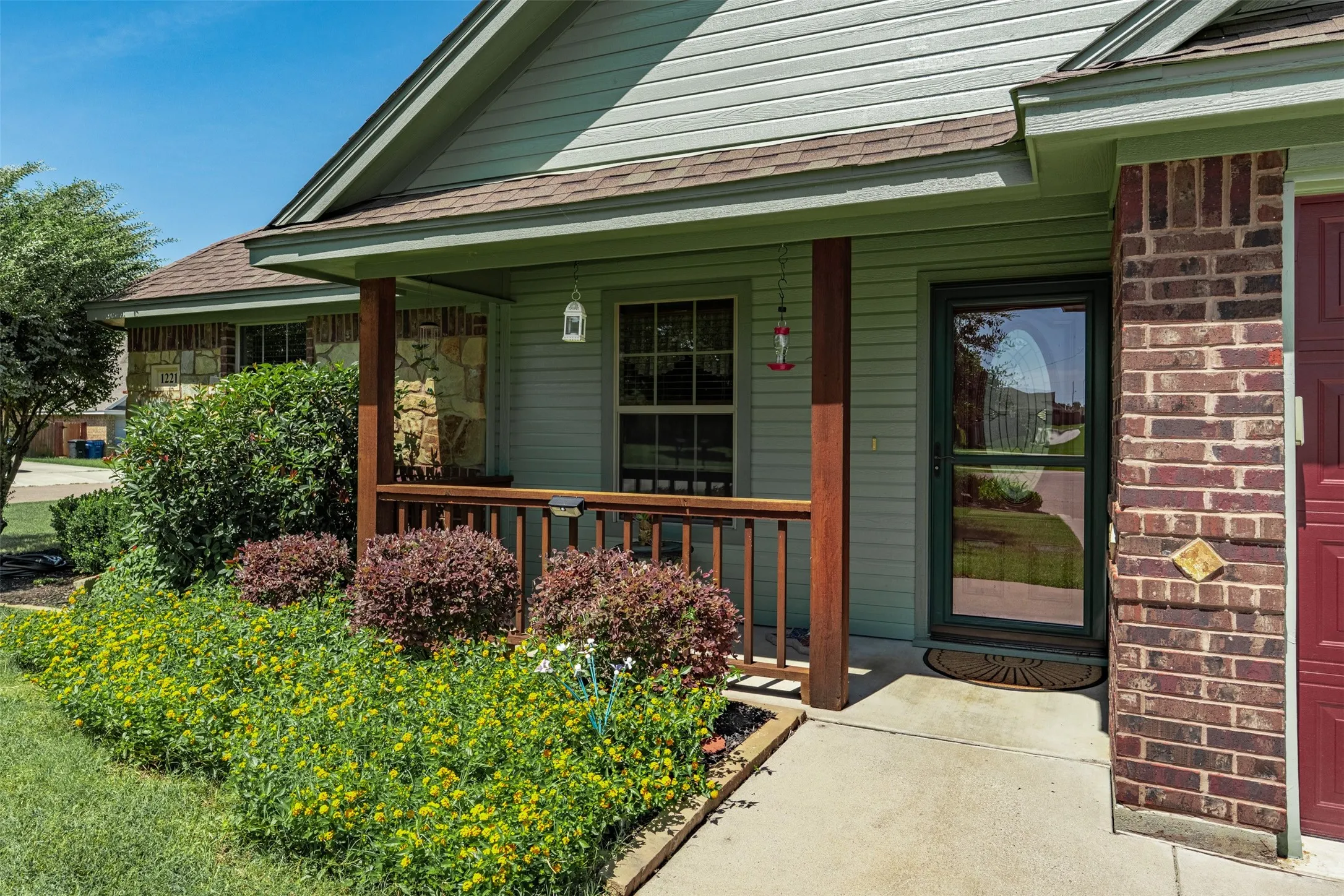 Single Family Residence For Sale in Tarrant County , 1221 Eagle Lake Drive, Azle, Texas 76020, 3 Bedroom, 2 Bathroom, 2 Garage spaces, 1,557 Sqft, built in 2014, mls#21320197, Real Estate Agent in Azle, Homes For Sale in Tarrant county, Homes For Sale in Azle, Realtor in Azle Texas, Real Estate Brokerage Independent Realty Texas, Luminita Cordes Realtor