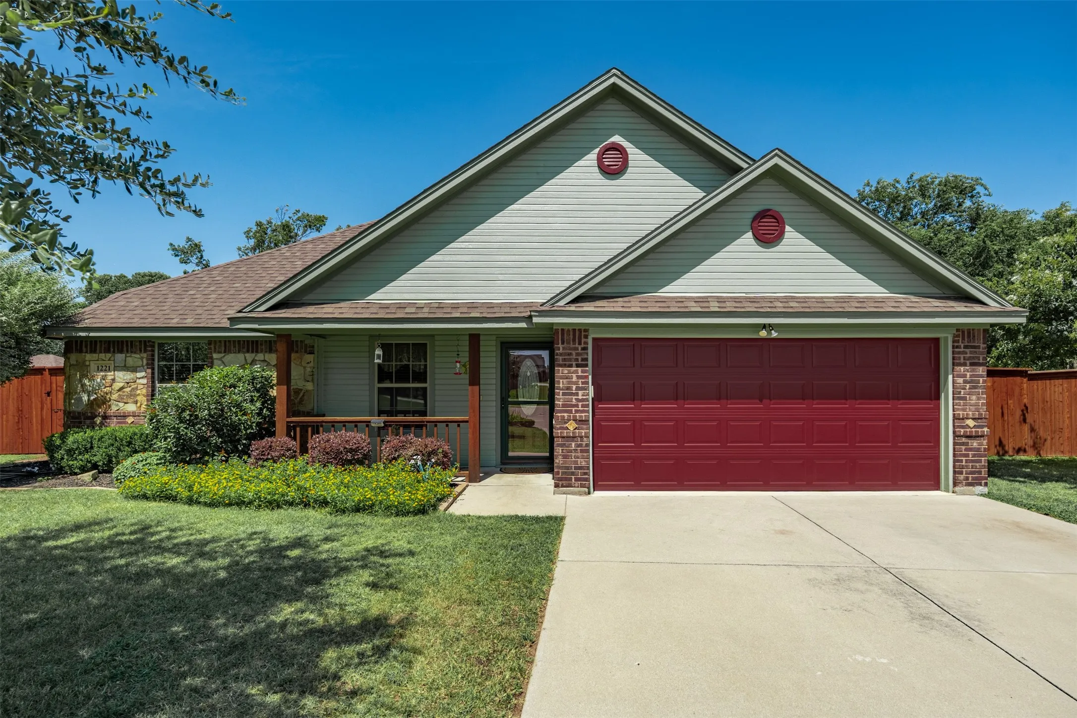 Single Family Residence For Sale in Tarrant County , 1221 Eagle Lake Drive, Azle, Texas 76020, 3 Bedroom, 2 Bathroom, 2 Garage spaces, 1,557 Sqft, built in 2014, mls#21320197, Real Estate Agent in Azle, Homes For Sale in Tarrant county, Homes For Sale in Azle, Realtor in Azle Texas, Real Estate Brokerage Independent Realty Texas, Luminita Cordes Realtor