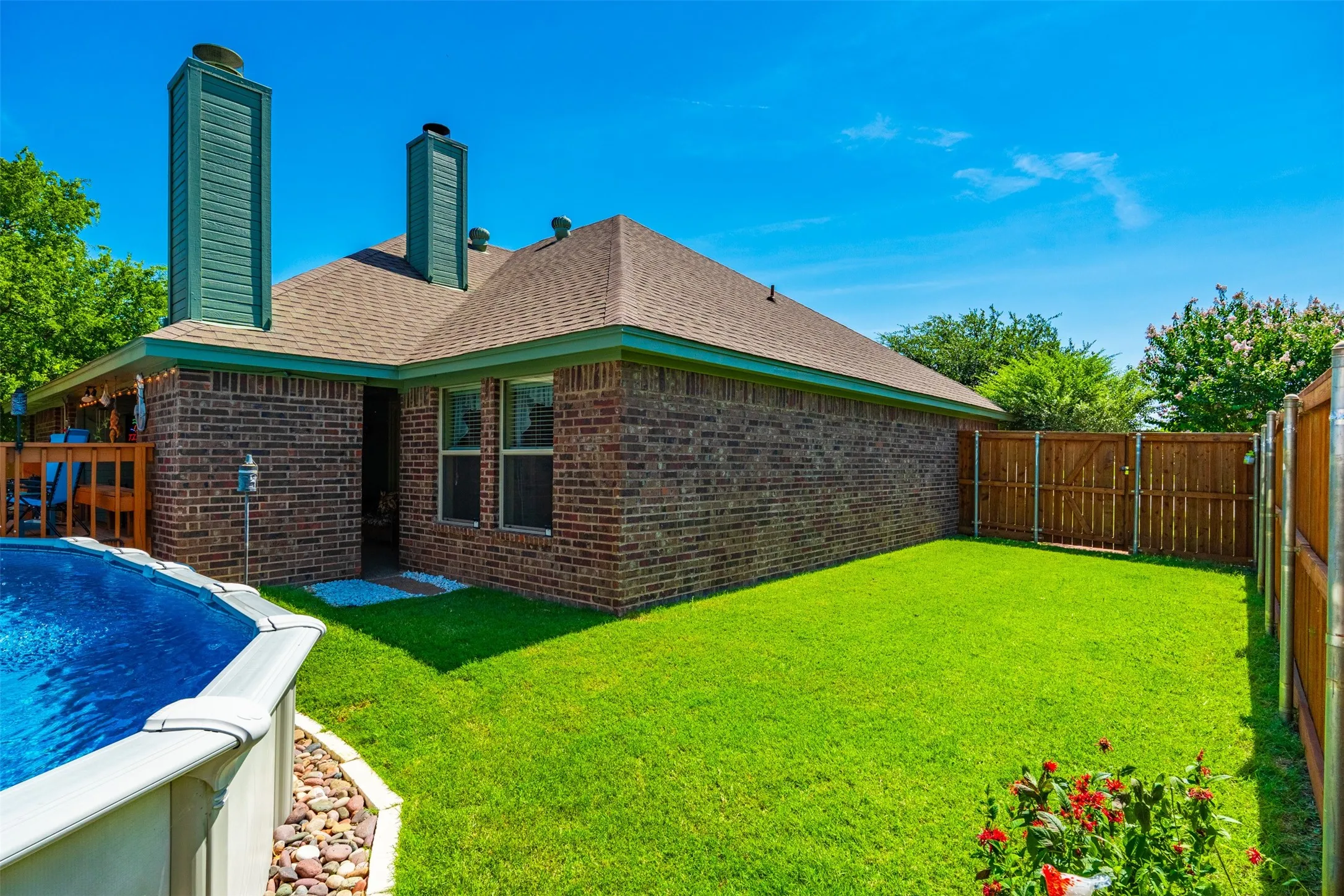 Side yard with plenty of space for pets or play.