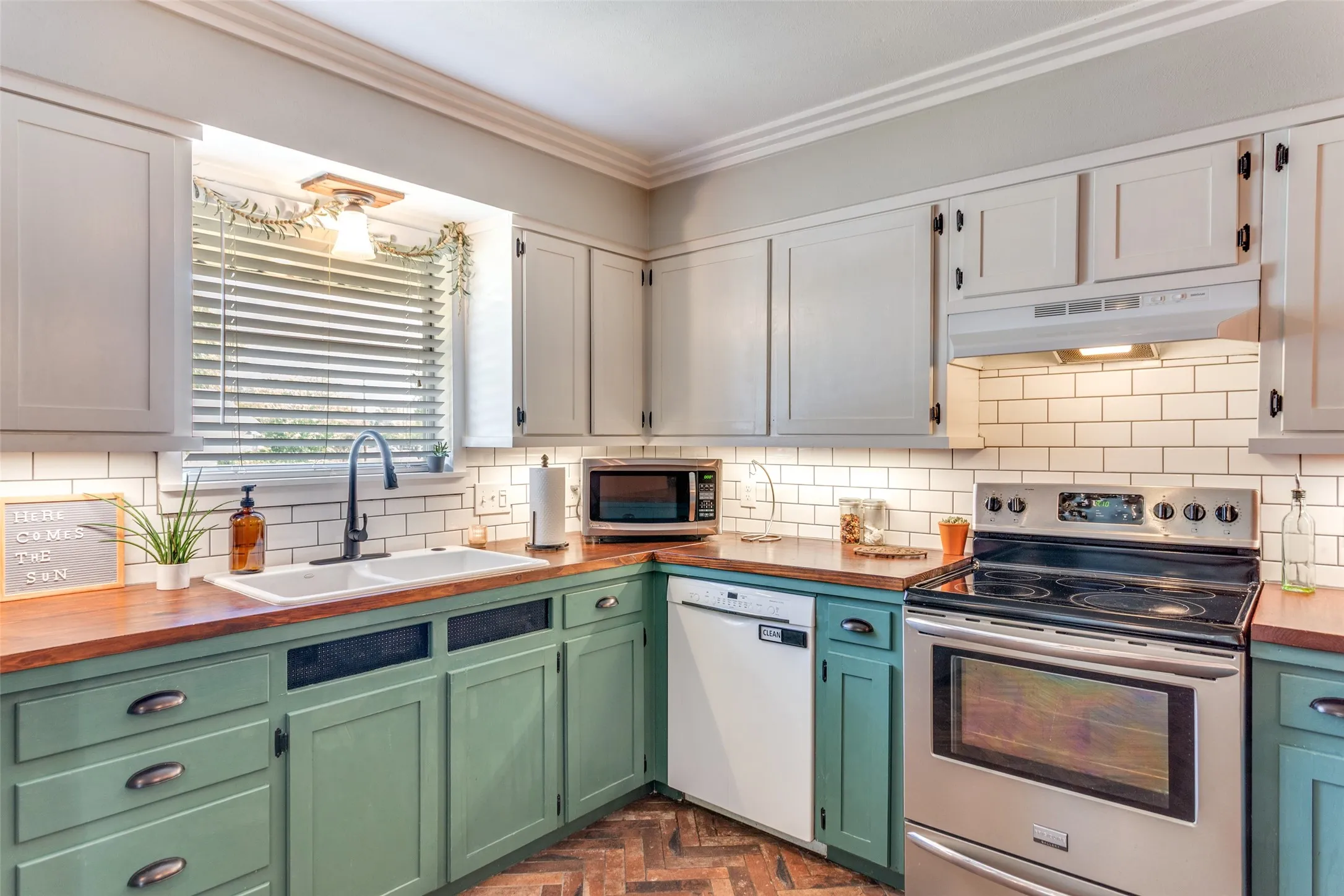 Single Family Residence For Sale in Johnson County , 240 Smith Street, Burleson, Texas 76028, 3 Bedroom, 2 Bathroom, 3 Garage spaces, 1,911 Sqft, built in 1966, mls#21321103, Real Estate Agent in Burleson, Homes For Sale in Johnson county, Homes For Sale in Burleson, Realtor in Burleson Texas, Real Estate Brokerage Independent Realty Texas, Luminita Cordes Realtor