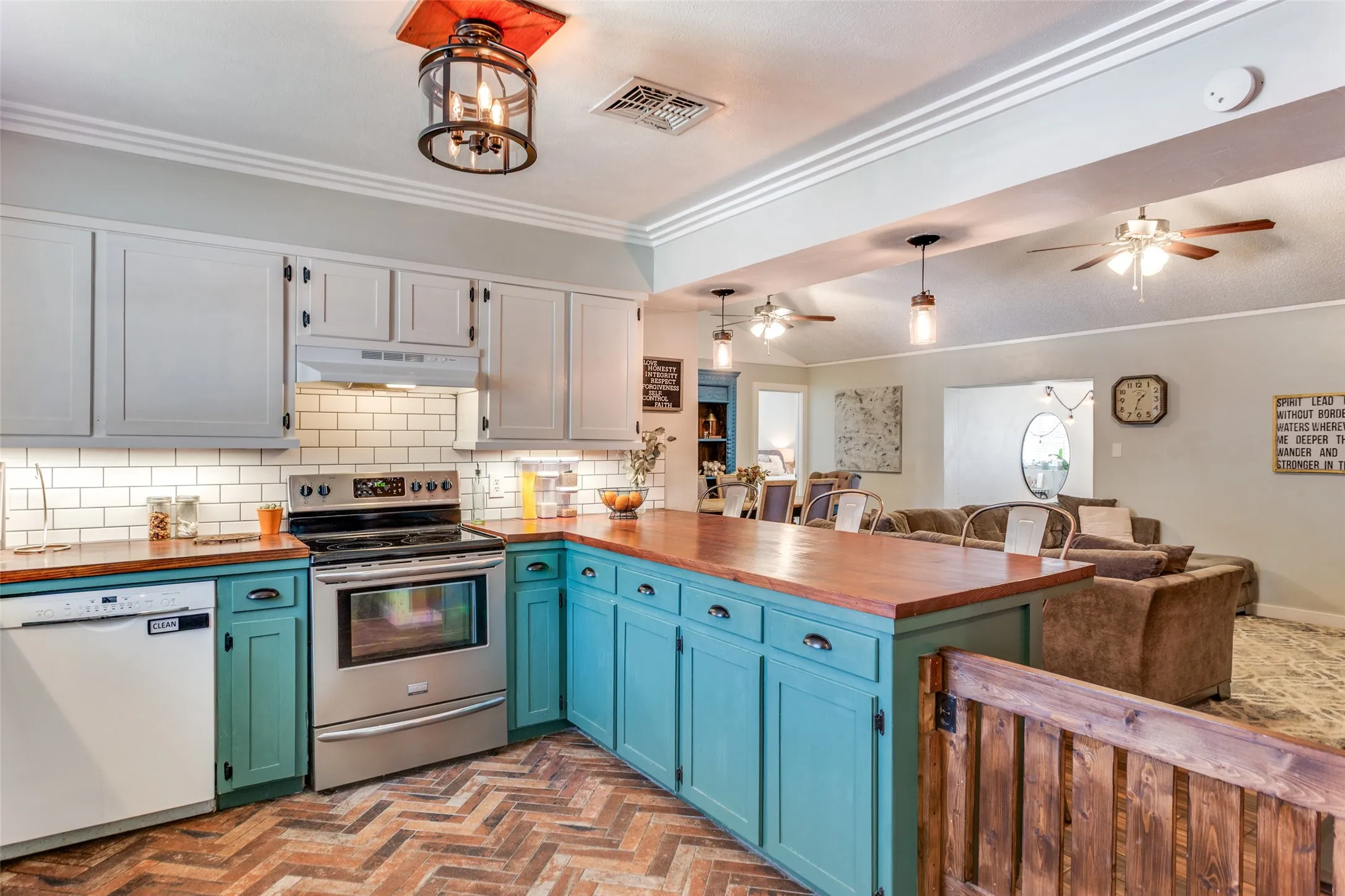 Single Family Residence For Sale in Johnson County , 240 Smith Street, Burleson, Texas 76028, 3 Bedroom, 2 Bathroom, 3 Garage spaces, 1,911 Sqft, built in 1966, mls#21321103, Real Estate Agent in Burleson, Homes For Sale in Johnson county, Homes For Sale in Burleson, Realtor in Burleson Texas, Real Estate Brokerage Independent Realty Texas, Luminita Cordes Realtor