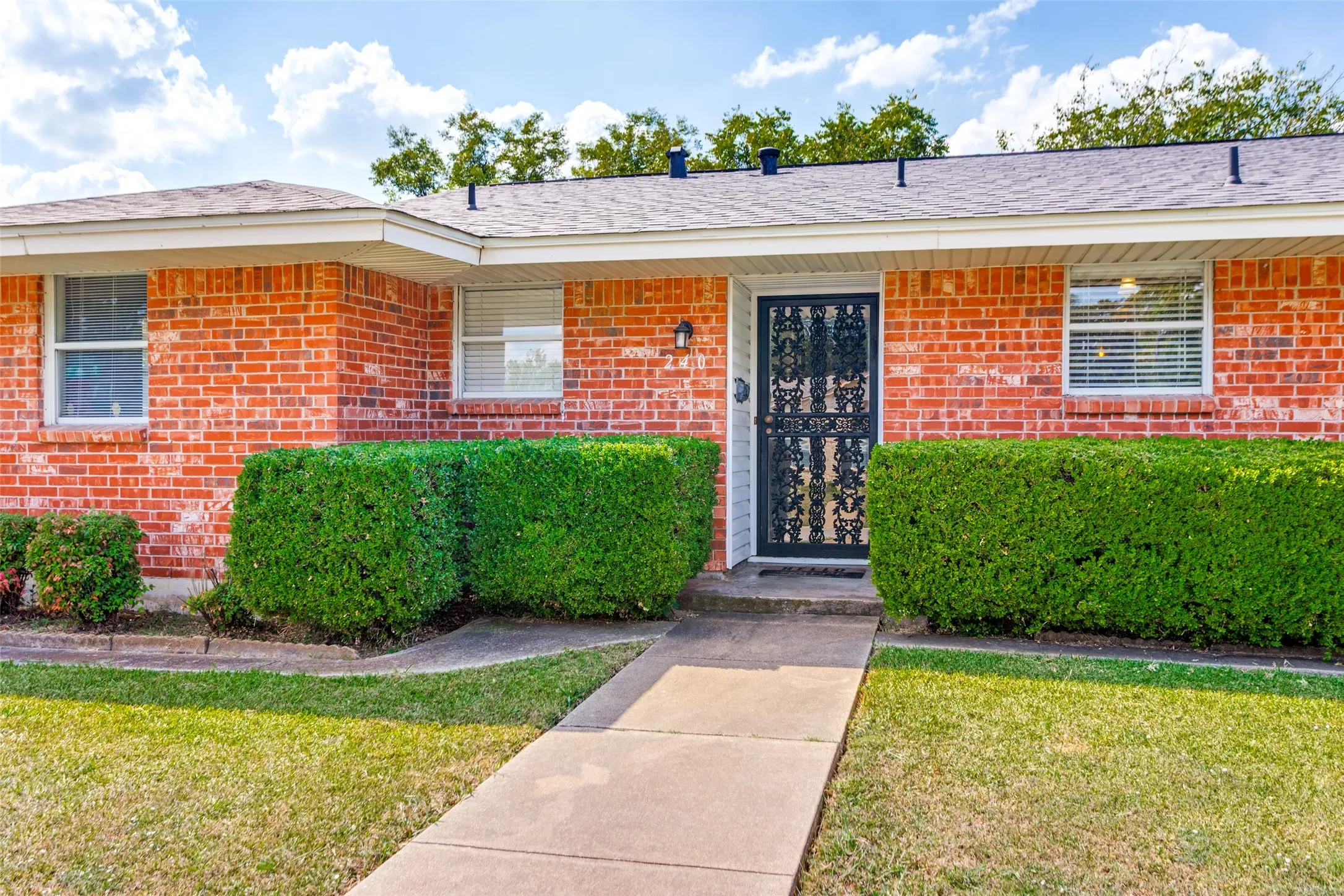 Single Family Residence For Sale in Johnson County , 240 Smith Street, Burleson, Texas 76028, 3 Bedroom, 2 Bathroom, 3 Garage spaces, 1,911 Sqft, built in 1966, mls#21321103, Real Estate Agent in Burleson, Homes For Sale in Johnson county, Homes For Sale in Burleson, Realtor in Burleson Texas, Real Estate Brokerage Independent Realty Texas, Luminita Cordes Realtor