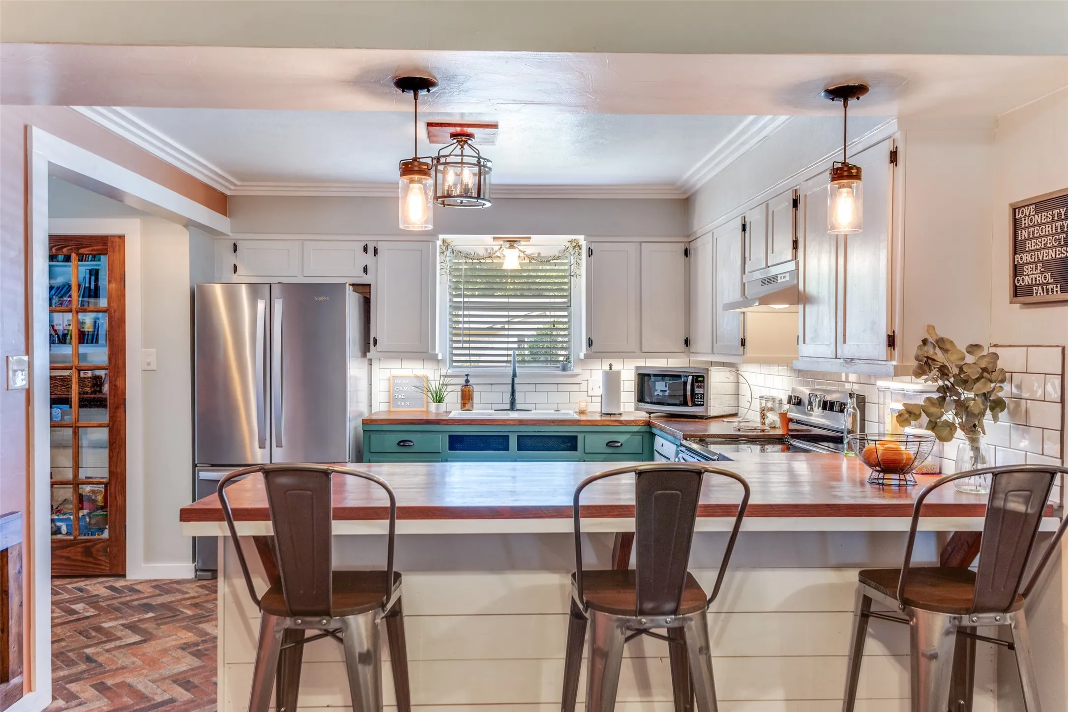 Single Family Residence For Sale in Johnson County , 240 Smith Street, Burleson, Texas 76028, 3 Bedroom, 2 Bathroom, 3 Garage spaces, 1,911 Sqft, built in 1966, mls#21321103, Real Estate Agent in Burleson, Homes For Sale in Johnson county, Homes For Sale in Burleson, Realtor in Burleson Texas, Real Estate Brokerage Independent Realty Texas, Luminita Cordes Realtor
