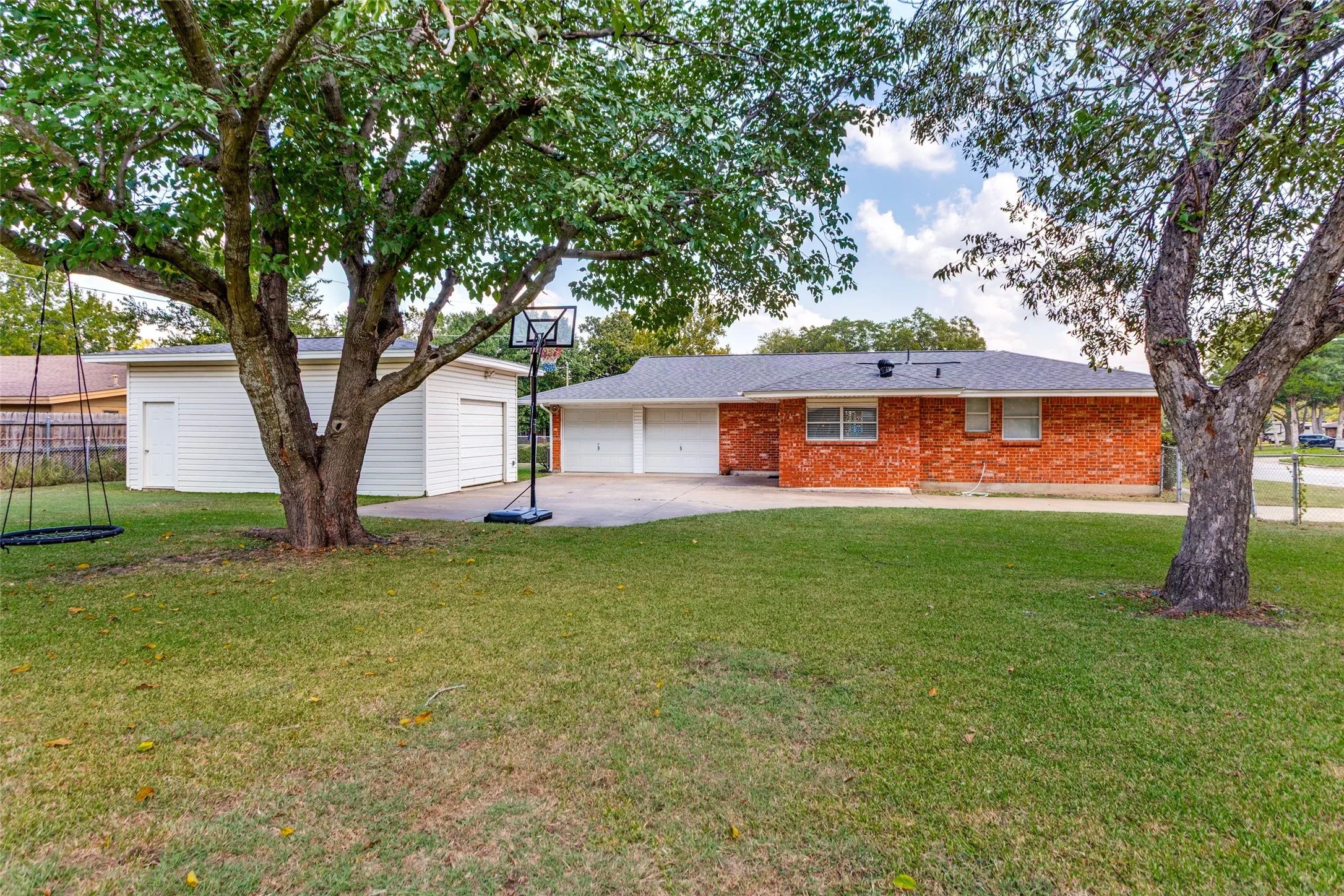 Single Family Residence For Sale in Johnson County , 240 Smith Street, Burleson, Texas 76028, 3 Bedroom, 2 Bathroom, 3 Garage spaces, 1,911 Sqft, built in 1966, mls#21321103, Real Estate Agent in Burleson, Homes For Sale in Johnson county, Homes For Sale in Burleson, Realtor in Burleson Texas, Real Estate Brokerage Independent Realty Texas, Luminita Cordes Realtor