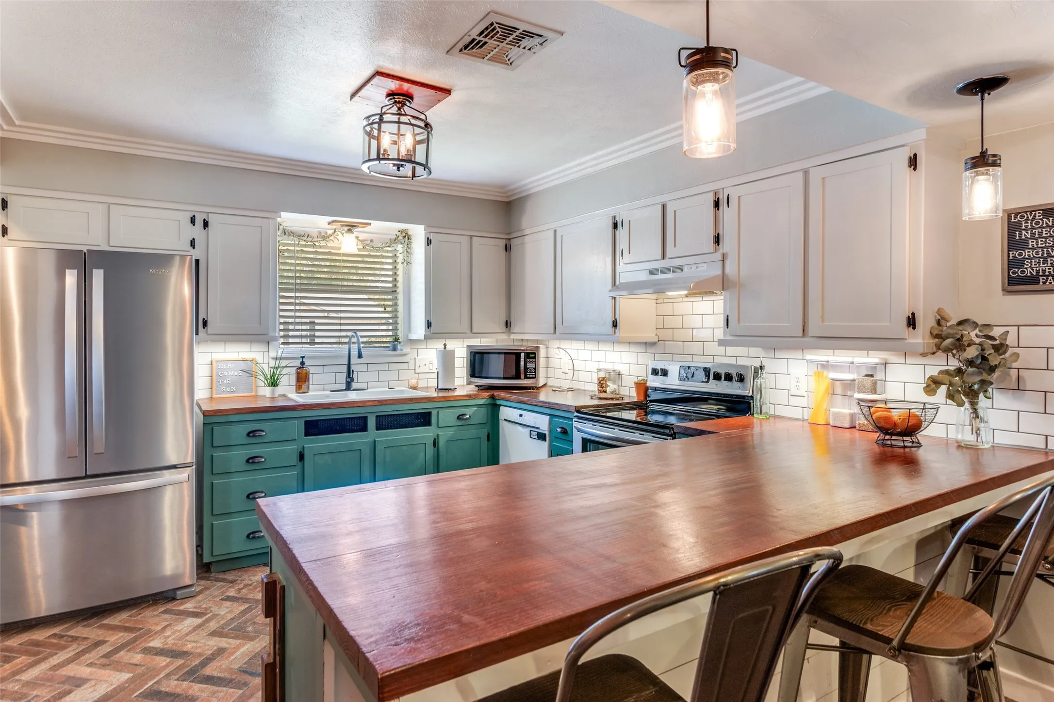 Single Family Residence For Sale in Johnson County , 240 Smith Street, Burleson, Texas 76028, 3 Bedroom, 2 Bathroom, 3 Garage spaces, 1,911 Sqft, built in 1966, mls#21321103, Real Estate Agent in Burleson, Homes For Sale in Johnson county, Homes For Sale in Burleson, Realtor in Burleson Texas, Real Estate Brokerage Independent Realty Texas, Luminita Cordes Realtor