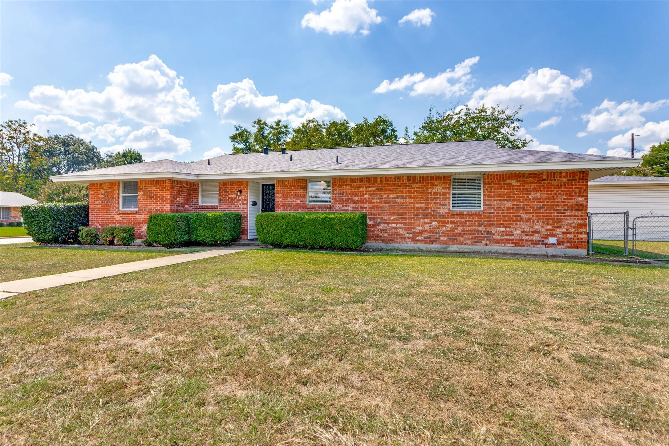 Single Family Residence For Sale in Johnson County , 240 Smith Street, Burleson, Texas 76028, 3 Bedroom, 2 Bathroom, 3 Garage spaces, 1,911 Sqft, built in 1966, mls#21321103, Real Estate Agent in Burleson, Homes For Sale in Johnson county, Homes For Sale in Burleson, Realtor in Burleson Texas, Real Estate Brokerage Independent Realty Texas, Luminita Cordes Realtor