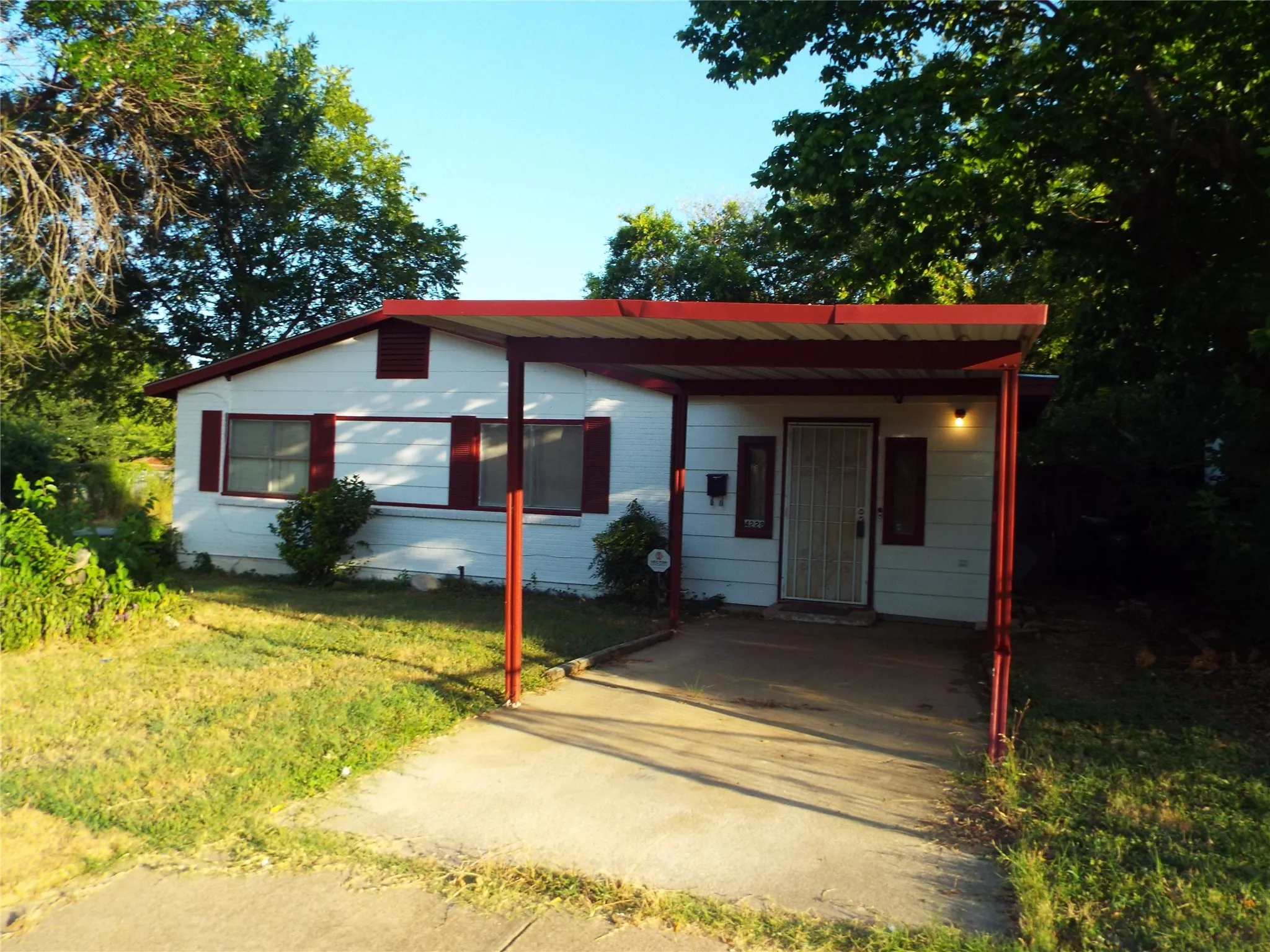 Single Family Residence For Sale in Tarrant County , 4228 Hardeman Street, Fort Worth, Texas 76119, 3 Bedroom, 1 Bathroom, Garage spaces, 1,130 Sqft, built in 1959, mls#21321124, Real Estate Agent in Fort Worth, Homes For Sale in Tarrant county, Homes For Sale in Fort Worth, Realtor in Fort Worth Texas, Real Estate Brokerage Independent Realty Texas, Luminita Cordes Realtor