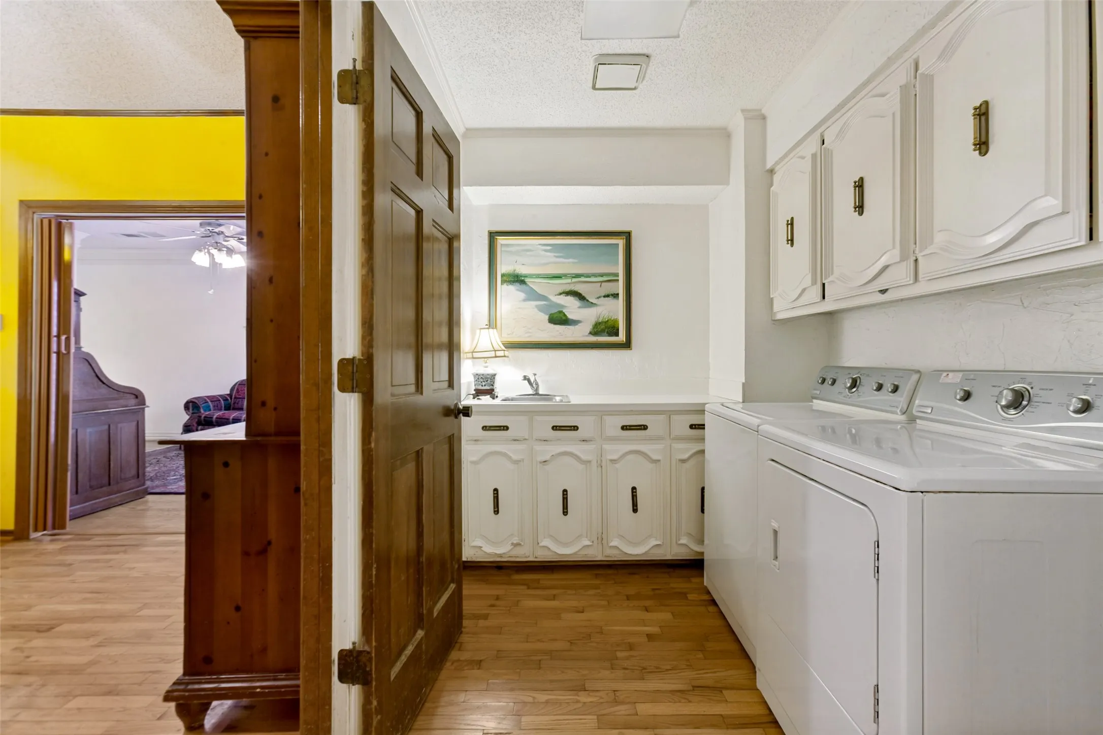 Single Family Residence For Sale in Dallas County , 14784 Lochinvar Court, Addison, Texas 75254, 3 Bedroom, 3 Bathroom, 2 Garage spaces, 2,928 Sqft, built in 1983, mls#21320972, Real Estate Agent in Addison, Homes For Sale in Dallas county, Homes For Sale in Addison, Realtor in Addison Texas, Real Estate Brokerage Independent Realty Texas, Luminita Cordes Realtor