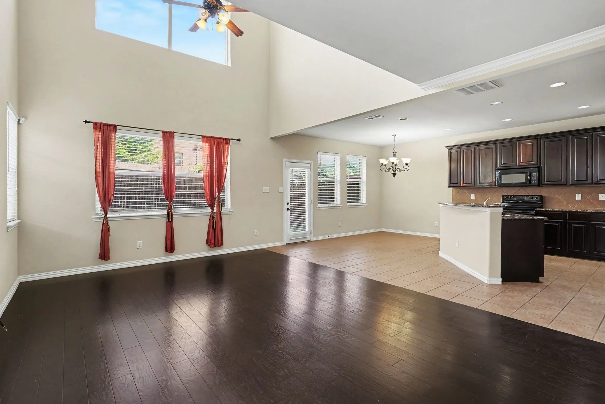 Townhouse For Sale in Dallas County , 4115 Florence Drive, Irving, Texas 75038, 3 Bedroom, 3 Bathroom, 2 Garage spaces, 2,102 Sqft, built in 2009, mls#21321063, Real Estate Agent in Irving, Homes For Sale in Dallas county, Homes For Sale in Irving, Realtor in Irving Texas, Real Estate Brokerage Independent Realty Texas, Luminita Cordes Realtor