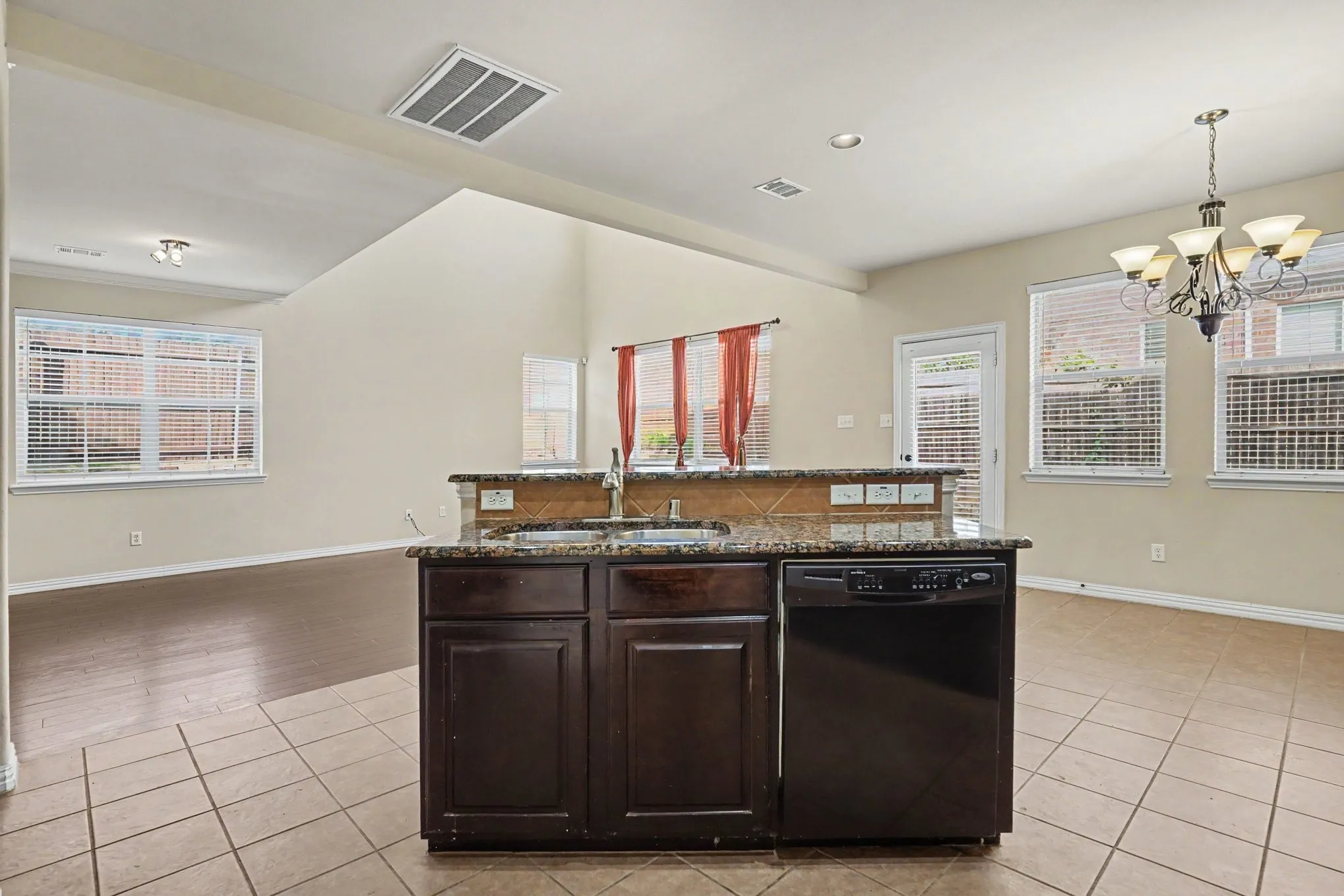 Townhouse For Sale in Dallas County , 4115 Florence Drive, Irving, Texas 75038, 3 Bedroom, 3 Bathroom, 2 Garage spaces, 2,102 Sqft, built in 2009, mls#21321063, Real Estate Agent in Irving, Homes For Sale in Dallas county, Homes For Sale in Irving, Realtor in Irving Texas, Real Estate Brokerage Independent Realty Texas, Luminita Cordes Realtor