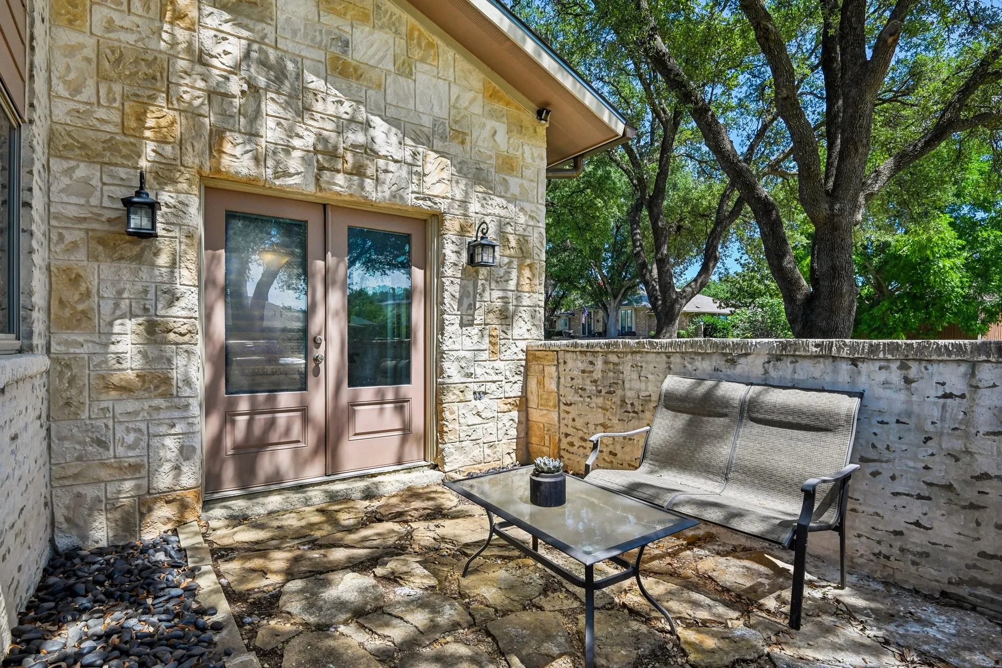 Side patio space off breakfast nook