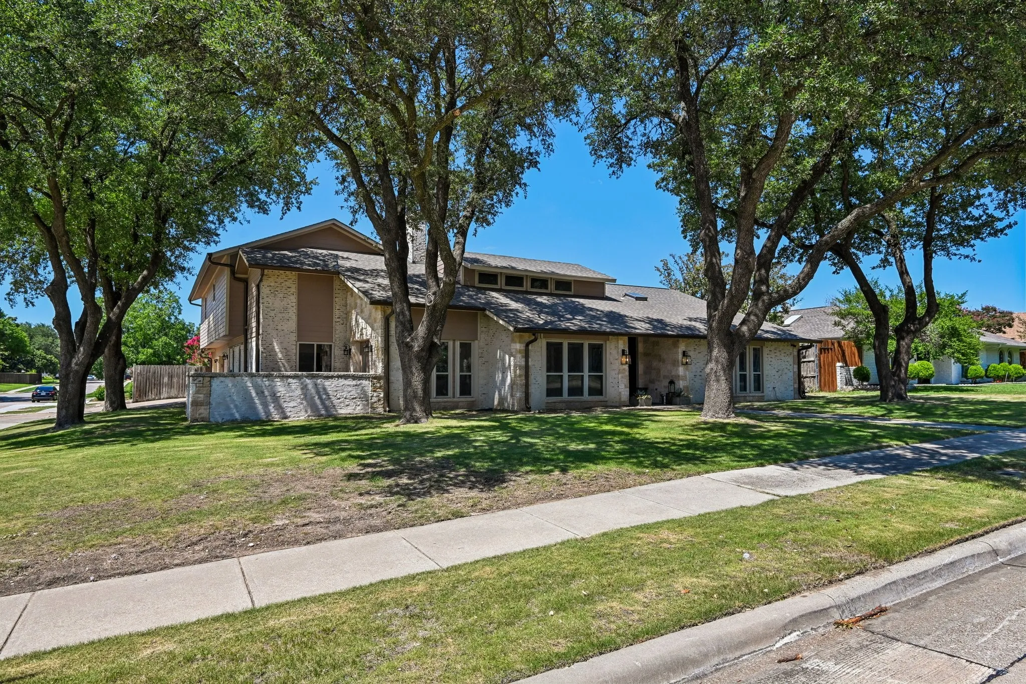 Single Family Residence For Sale in Dallas County , 1501 Northland Street, Carrollton, Texas 75006, 4 Bedroom, 4 Bathroom, 3 Garage spaces, 4,457 Sqft, built in 1974, mls#21321108, Real Estate Agent in Carrollton, Homes For Sale in Dallas county, Homes For Sale in Carrollton, Realtor in Carrollton Texas, Real Estate Brokerage Independent Realty Texas, Luminita Cordes Realtor