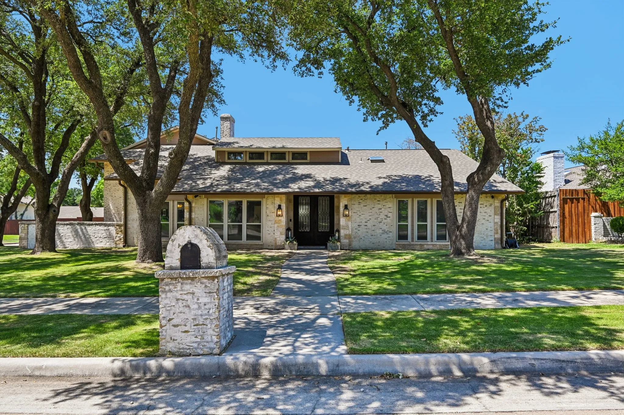 Single Family Residence For Sale in Dallas County , 1501 Northland Street, Carrollton, Texas 75006, 4 Bedroom, 4 Bathroom, 3 Garage spaces, 4,457 Sqft, built in 1974, mls#21321108, Real Estate Agent in Carrollton, Homes For Sale in Dallas county, Homes For Sale in Carrollton, Realtor in Carrollton Texas, Real Estate Brokerage Independent Realty Texas, Luminita Cordes Realtor