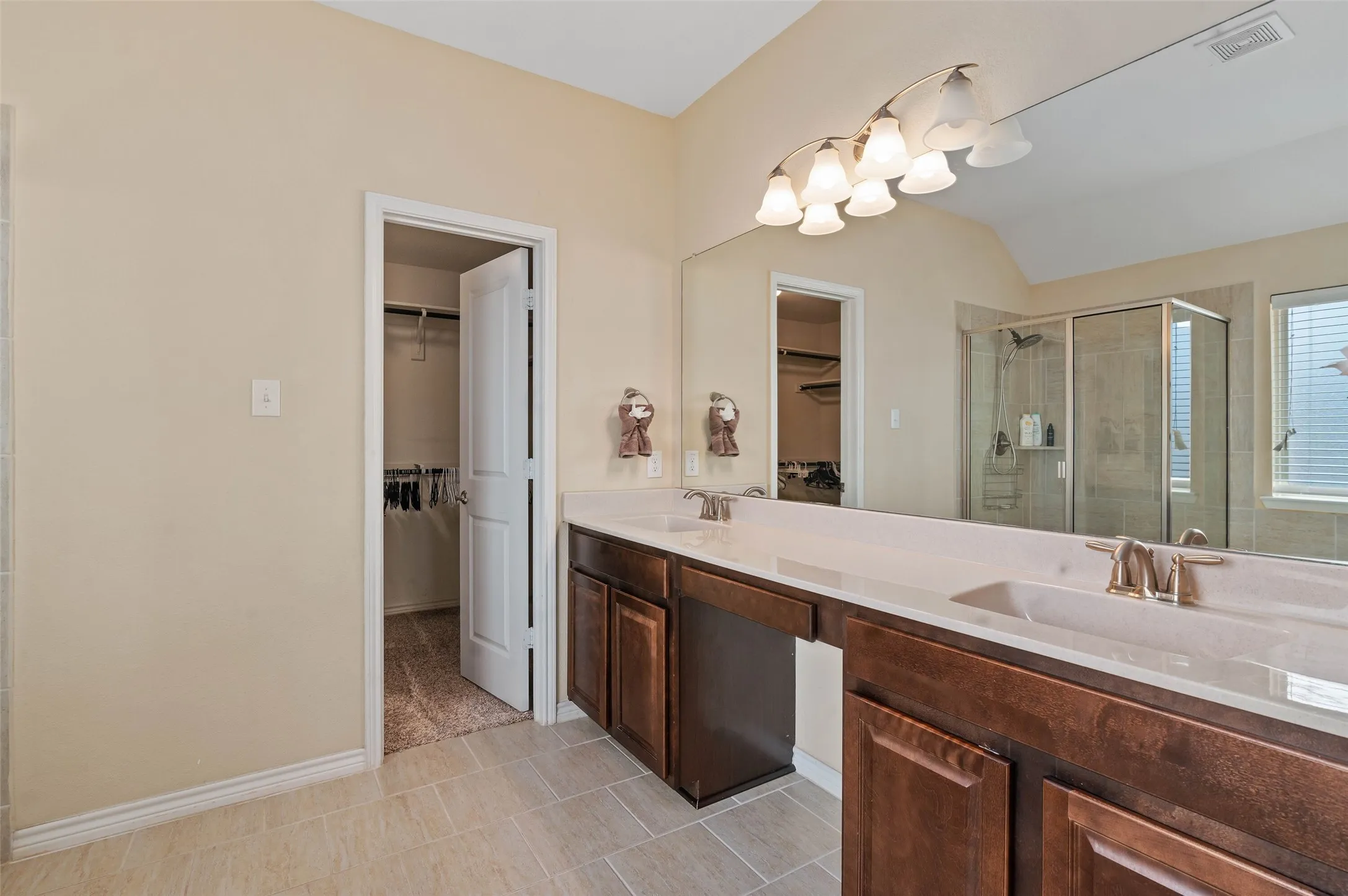 Dual vanity with integrated sinks and a continuous countertop