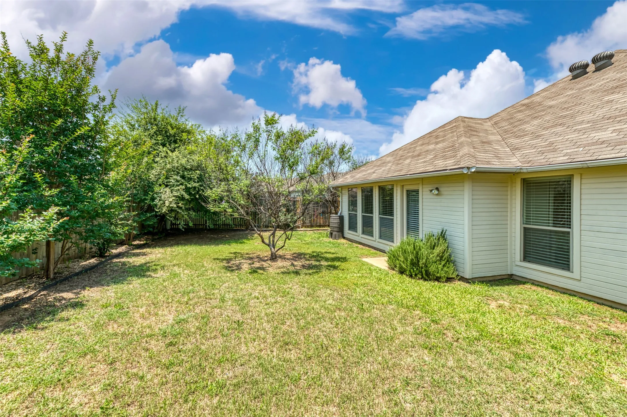 Single Family Residence For Rent in Tarrant County , 1200 Sierra Blanca Street, Fort Worth, Texas 76028, 3 Bedroom, 2 Bathroom, 2 Garage spaces, 2,020 Sqft, built in 2006, mls#21321139, Real Estate Agent in Fort Worth, Homes For Rent in Tarrant county, Homes For Rent in Fort Worth, Realtor in Fort Worth Texas, Real Estate Brokerage Independent Realty Texas, Luminita Cordes Realtor